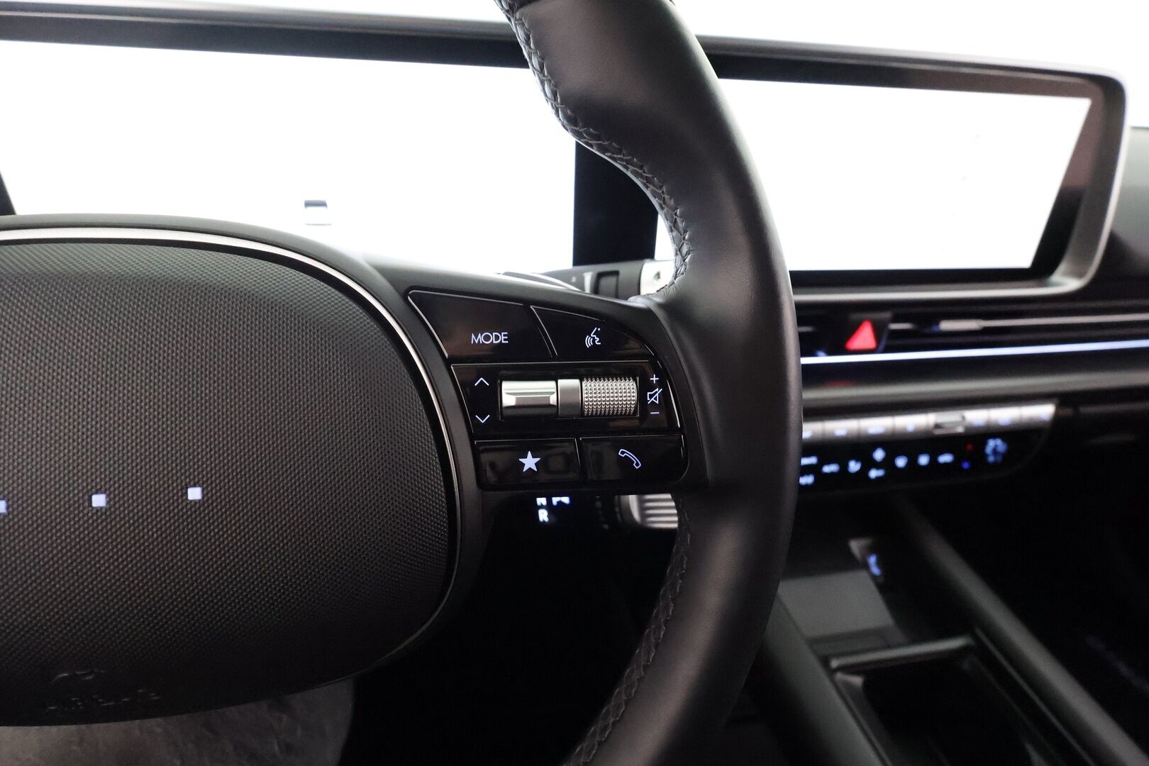 HYUNDAI IONIQ 6 2023 77 kWh 229 hv Premium - Akku kuntotarkastettu SOH 98,1 % / Merkkihuollettu / ACC / ILP / HUD / Sähköpenkit / 360-Kamera / Nahkaverhoiu / Apple&Android *