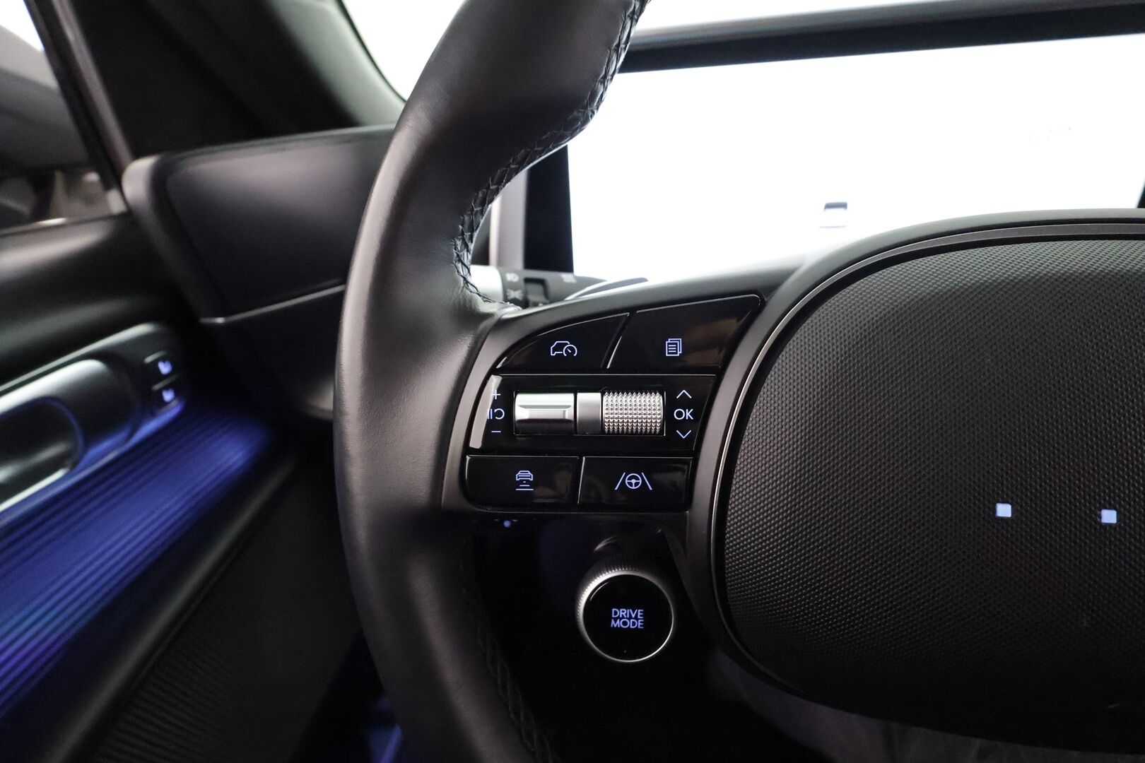 HYUNDAI IONIQ 6 2023 77 kWh 229 hv Premium - Akku kuntotarkastettu SOH 98,1 % / Merkkihuollettu / ACC / ILP / HUD / Sähköpenkit / 360-Kamera / Nahkaverhoiu / Apple&Android *