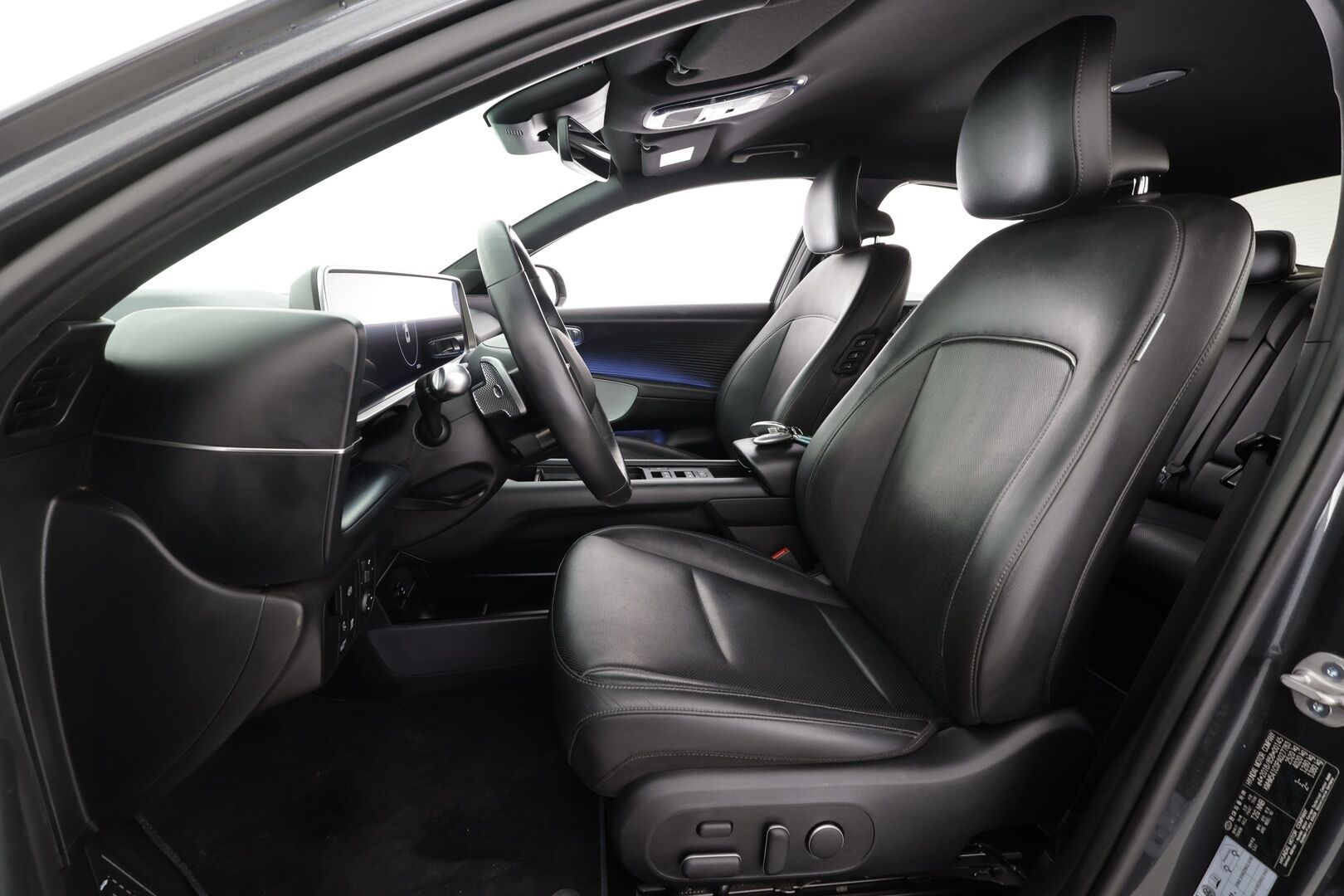 HYUNDAI IONIQ 6 2023 Uniq Elektro 4WD * SCC / ILP / HUD / Sähköpenkit / 360-Kamera / Nahkaverhoiu / Apple&Android * - Merkkihuollettu / Kahdet renkaat