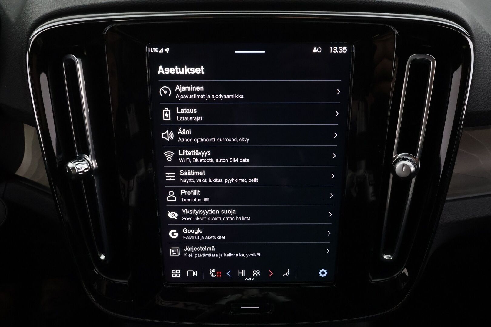 Volvo C40 2023 Recharge Twin Ultimate aut * ACC / 360° / H&K / Koukku / Muistipenkki / ILP / Lasikatto / KeylessGo / BLIS * - Merkkihuollettu / Huippuvarusteet