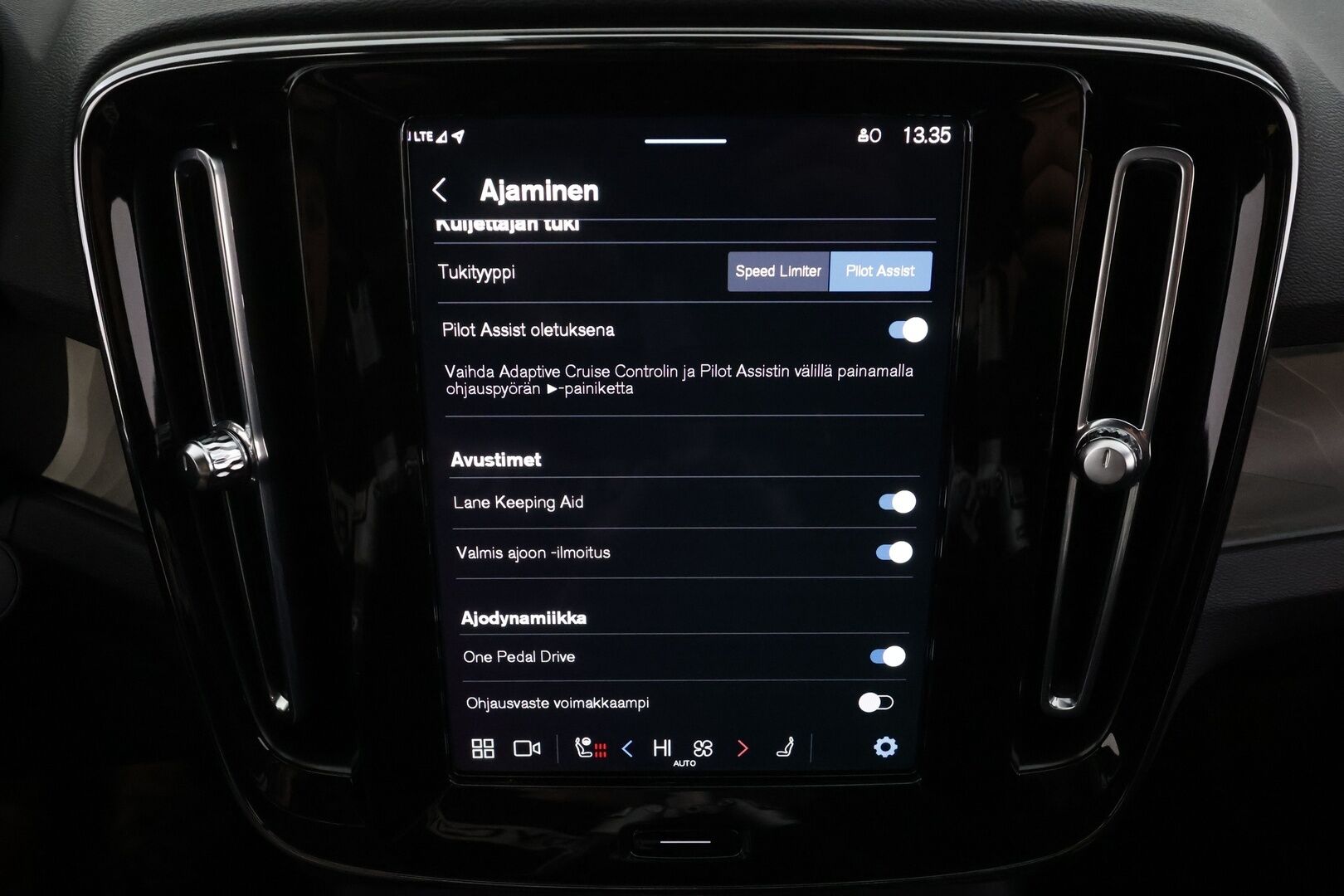 Volvo C40 2023 Recharge Twin Ultimate aut * ACC / 360° / H&K / Koukku / Muistipenkki / ILP / Lasikatto / KeylessGo / BLIS * - Merkkihuollettu / Huippuvarusteet