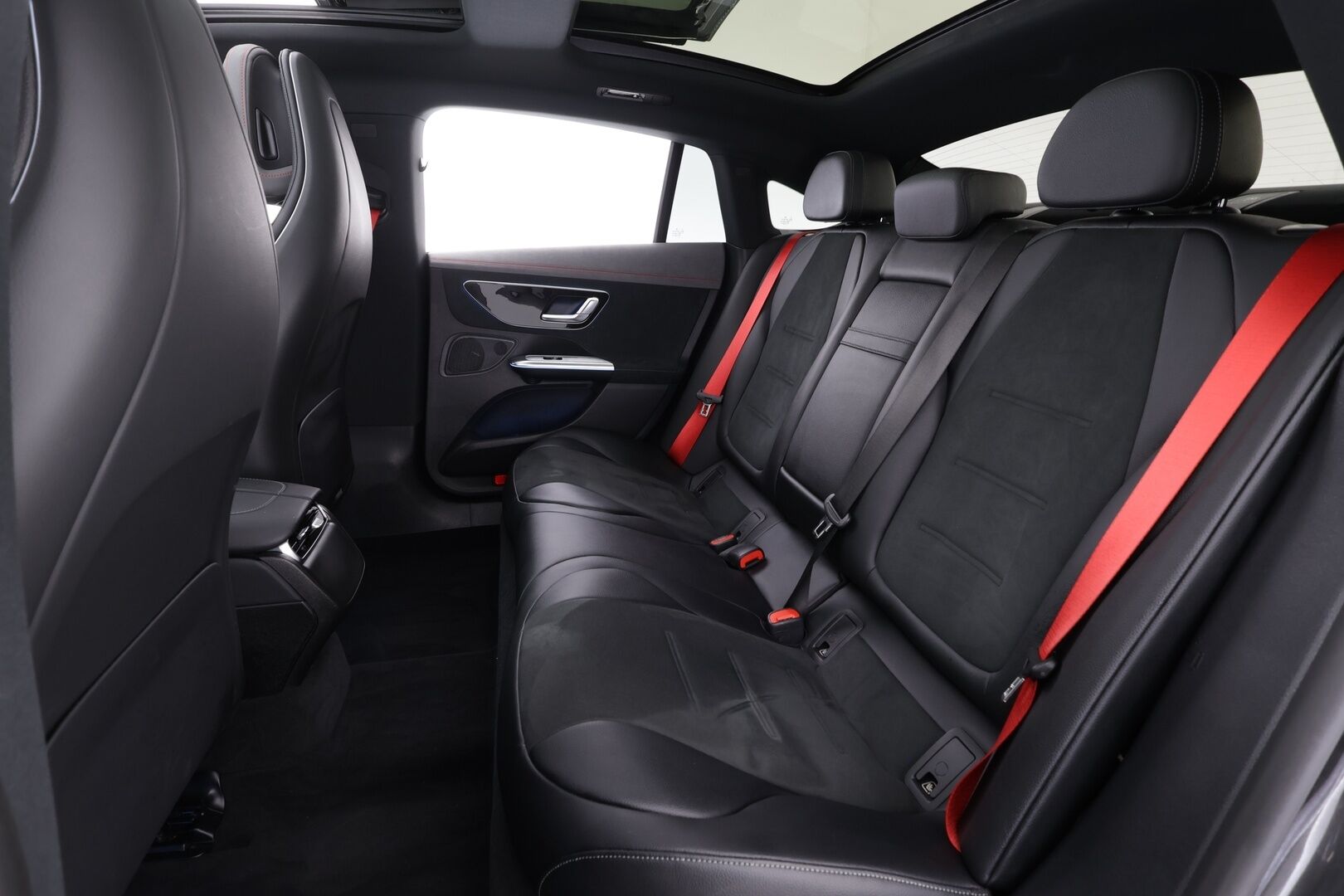 MERCEDES-BENZ EQE 2023 350 4MATIC AMG * Distronic Pro / P.kamera / Panorama / Muistipenkit / KeylessGo / Navi / Akuston esilämmitys * - Akku kuntotarkastettu SoH 96,6% - HULLUT AVAJAISHULINAT KORKOTARJOUS 3,29 %