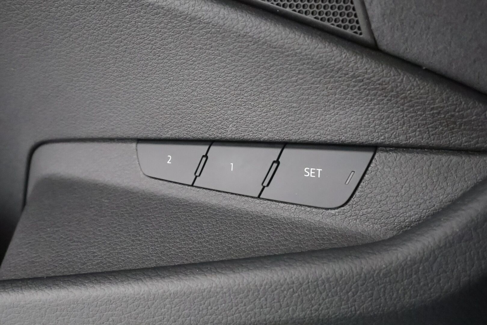 AUDI E-TRON 2022 S Quattro 370 kW * ACC / HUD / 360° / Matrix LED / Muistipenkki / B&O / Ilma-alusta / KeylessGo / Navi / Ratinlämmitin * - Akku kuntotarkastettu SoH 96,7% / Kahdet renkaat aluvanteilla / Merkkihuollettu / Huippuvarusteet