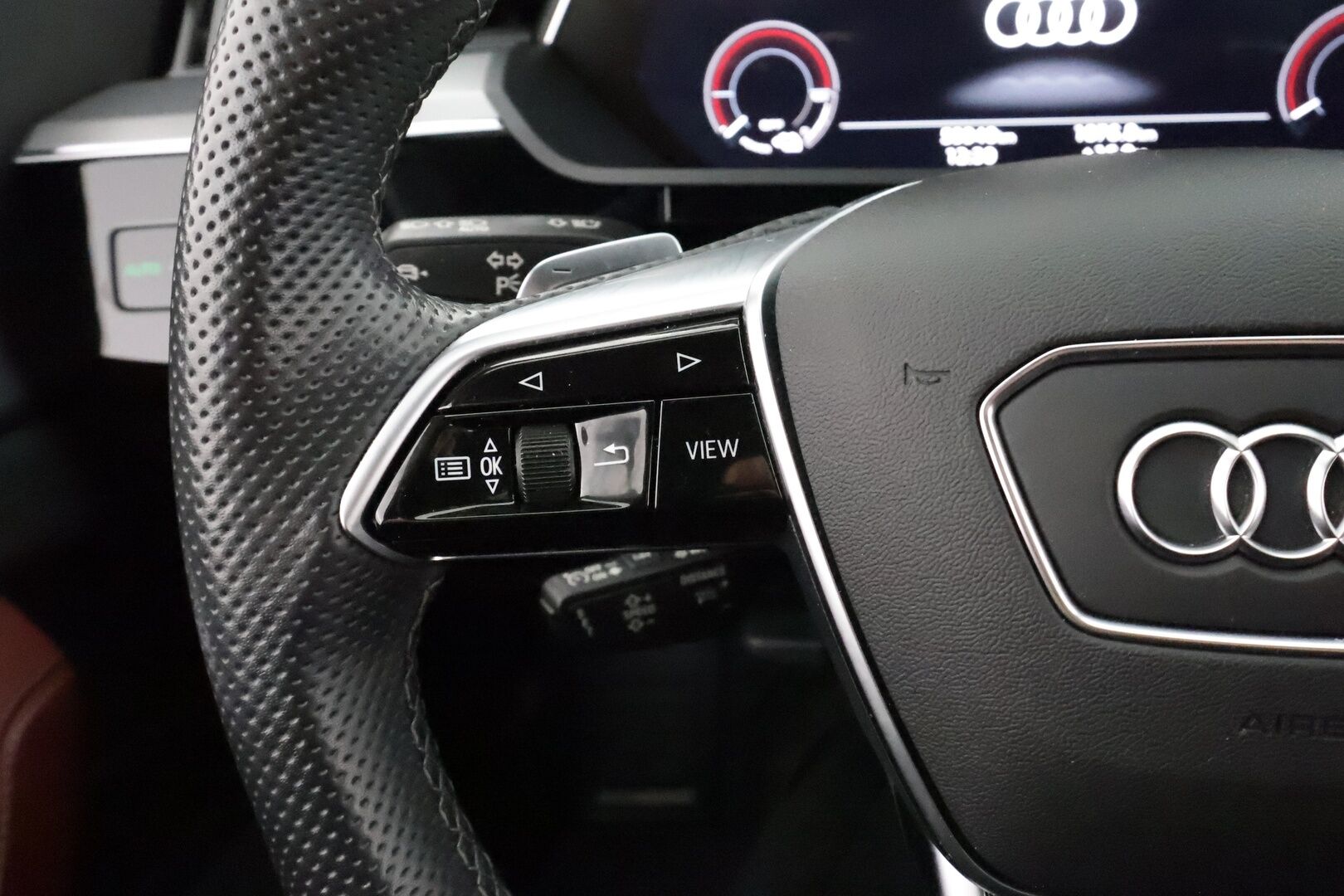 AUDI E-TRON 2022 S Quattro 370 kW * ACC / HUD / 360° / Matrix LED / Muistipenkki / B&O / Ilma-alusta / KeylessGo / Navi / Ratinlämmitin * - Akku kuntotarkastettu SoH 96,7% / Kahdet renkaat aluvanteilla / Merkkihuollettu / Huippuvarusteet