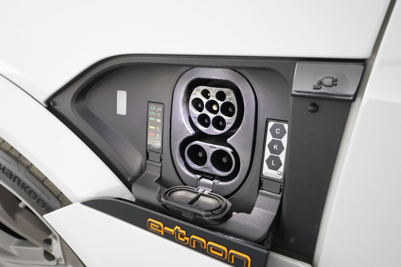 AUDI E-TRON 2022 S Quattro 370 kW * ACC / HUD / 360° / Matrix LED / Muistipenkki / B&O / Ilma-alusta / KeylessGo / Navi / Ratinlämmitin * - Akku kuntotarkastettu SoH 96,7% / Kahdet renkaat aluvanteilla / Merkkihuollettu / Huippuvarusteet