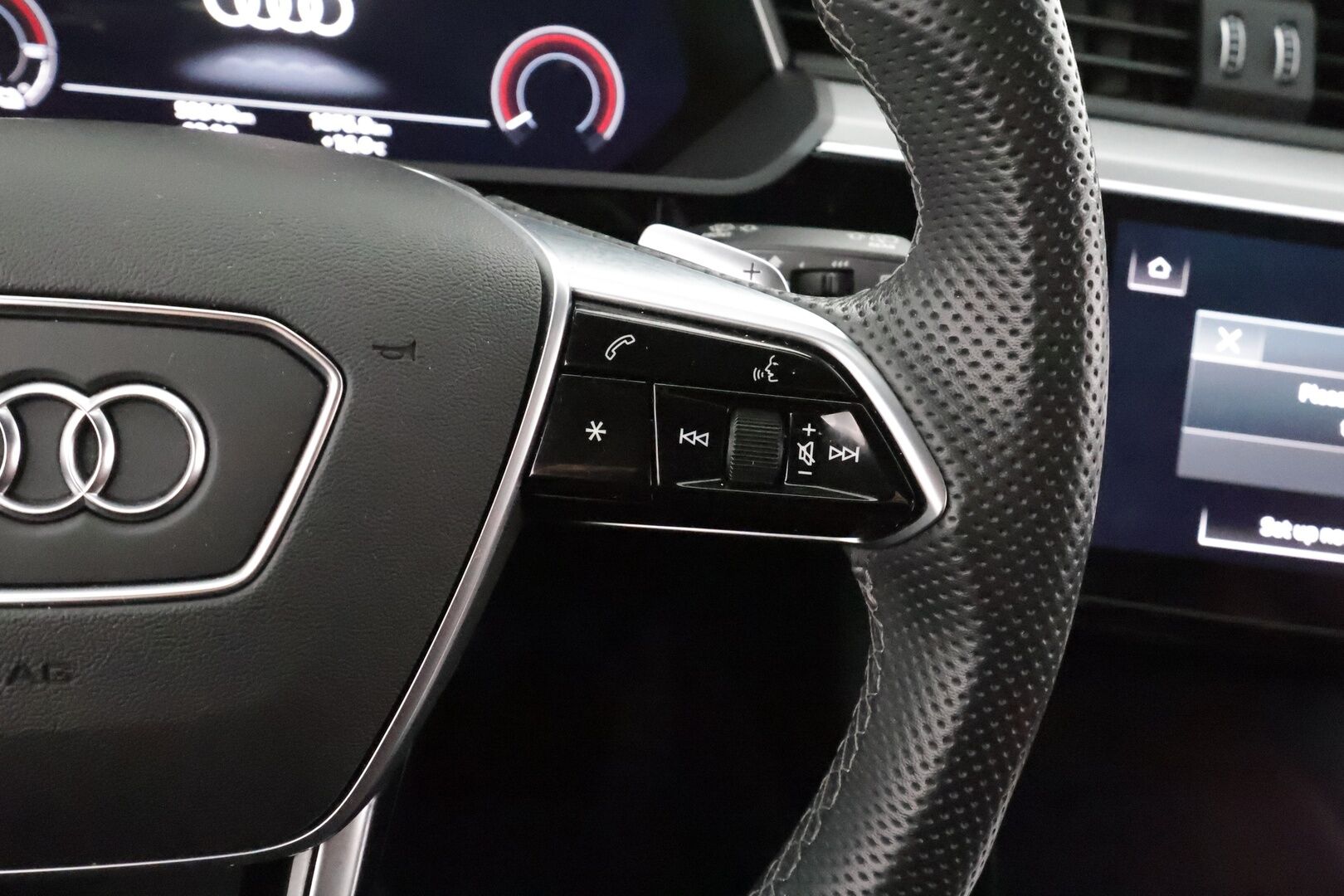 AUDI E-TRON 2022 S Quattro 370 kW * ACC / HUD / 360° / Matrix LED / Muistipenkki / B&O / Ilma-alusta / KeylessGo / Navi / Ratinlämmitin * - Akku kuntotarkastettu SoH 96,7% / Kahdet renkaat aluvanteilla / Merkkihuollettu / Huippuvarusteet