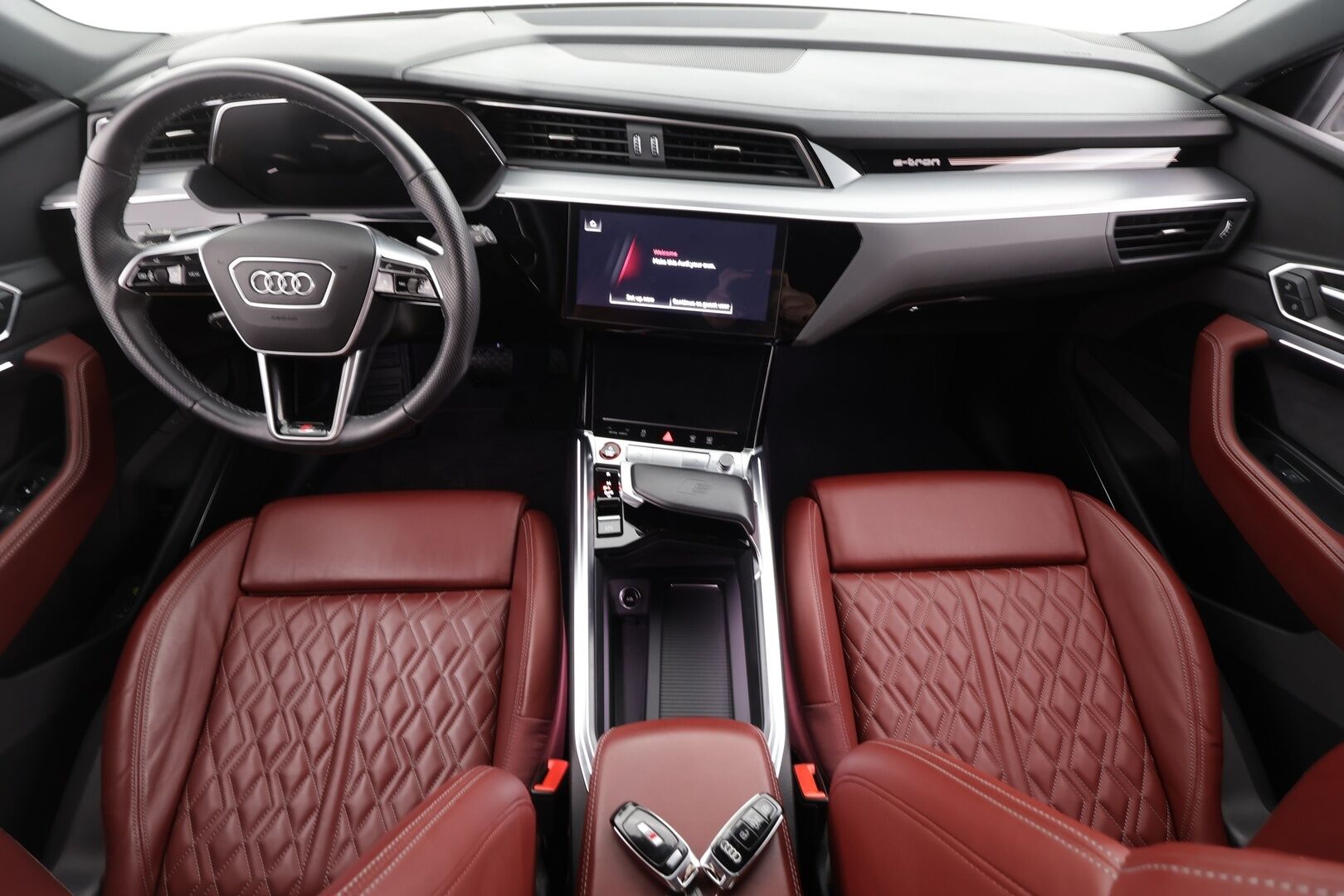 AUDI E-TRON 2022 S Quattro 370 kW * ACC / HUD / 360° / Matrix LED / Muistipenkki / B&O / Ilma-alusta / KeylessGo / Navi / Ratinlämmitin * - Akku kuntotarkastettu SoH 96,7% / Kahdet renkaat aluvanteilla / Merkkihuollettu / Huippuvarusteet