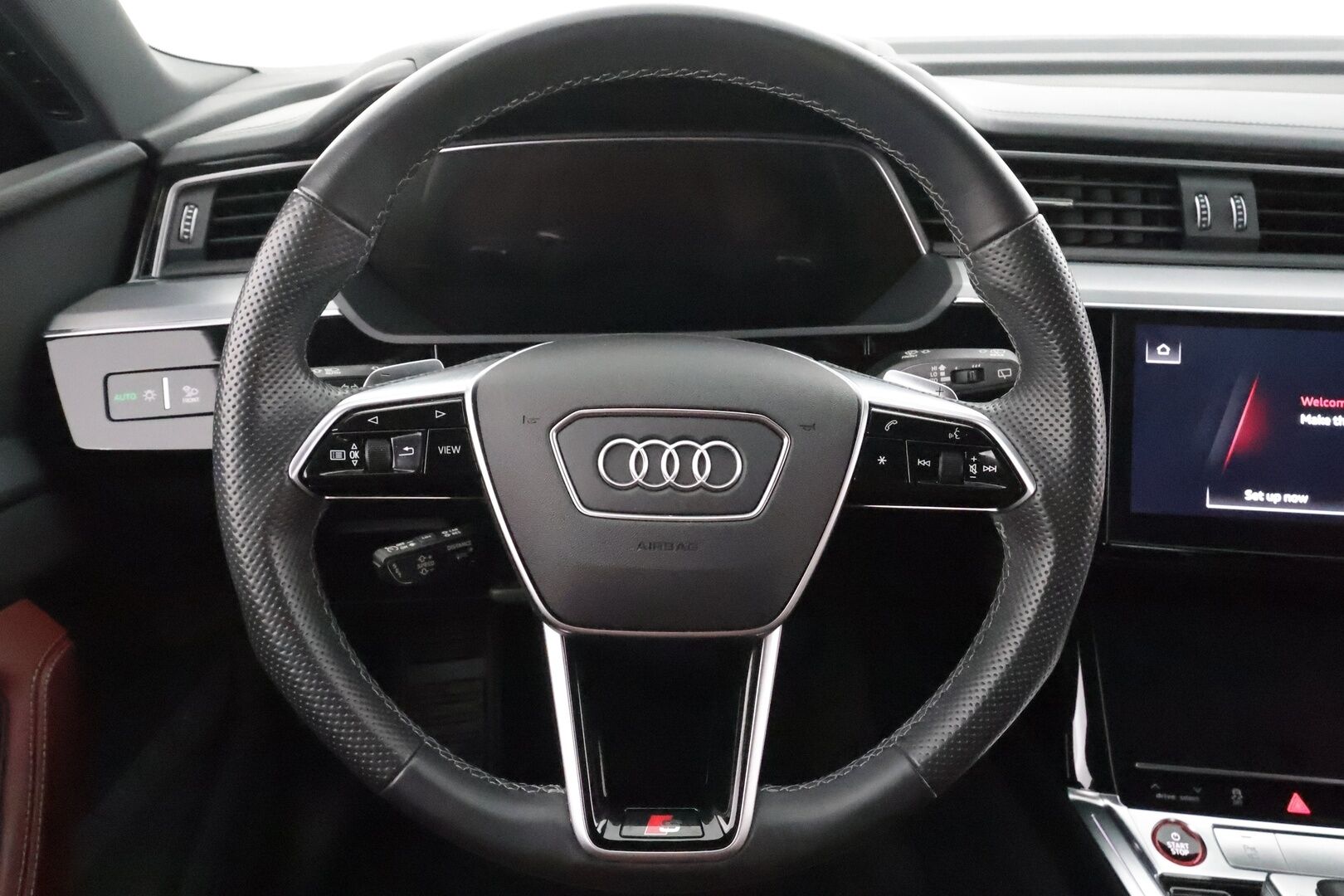 AUDI E-TRON 2022 S Quattro 370 kW * ACC / HUD / 360° / Matrix LED / Muistipenkki / B&O / Ilma-alusta / KeylessGo / Navi / Ratinlämmitin * - Akku kuntotarkastettu SoH 96,7% / Kahdet renkaat aluvanteilla / Merkkihuollettu / Huippuvarusteet