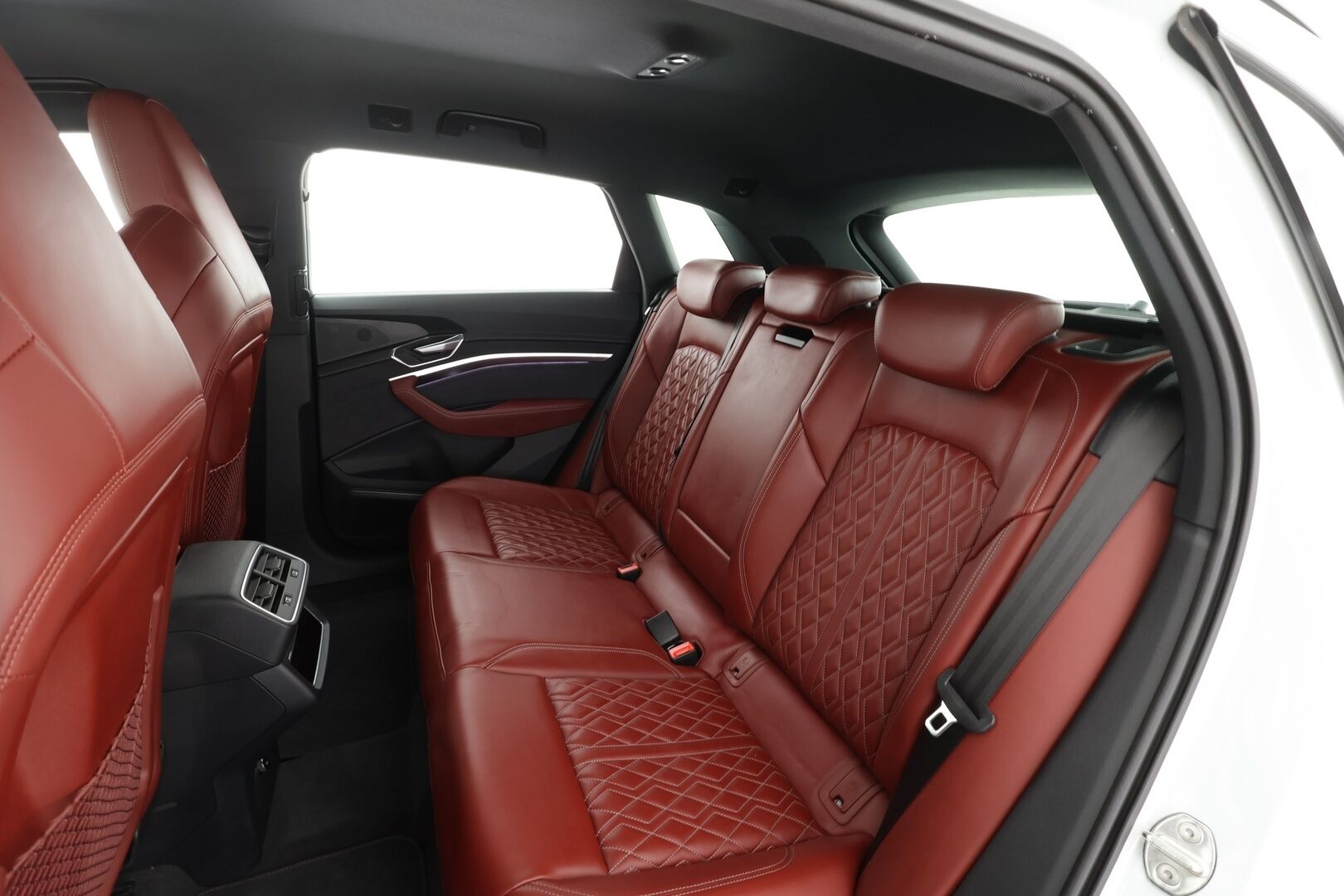 AUDI E-TRON 2022 S Quattro 370 kW * ACC / HUD / 360° / Matrix LED / Muistipenkki / B&O / Ilma-alusta / KeylessGo / Navi / Ratinlämmitin * - Akku kuntotarkastettu SoH 96,7% / Kahdet renkaat aluvanteilla / Merkkihuollettu / Huippuvarusteet