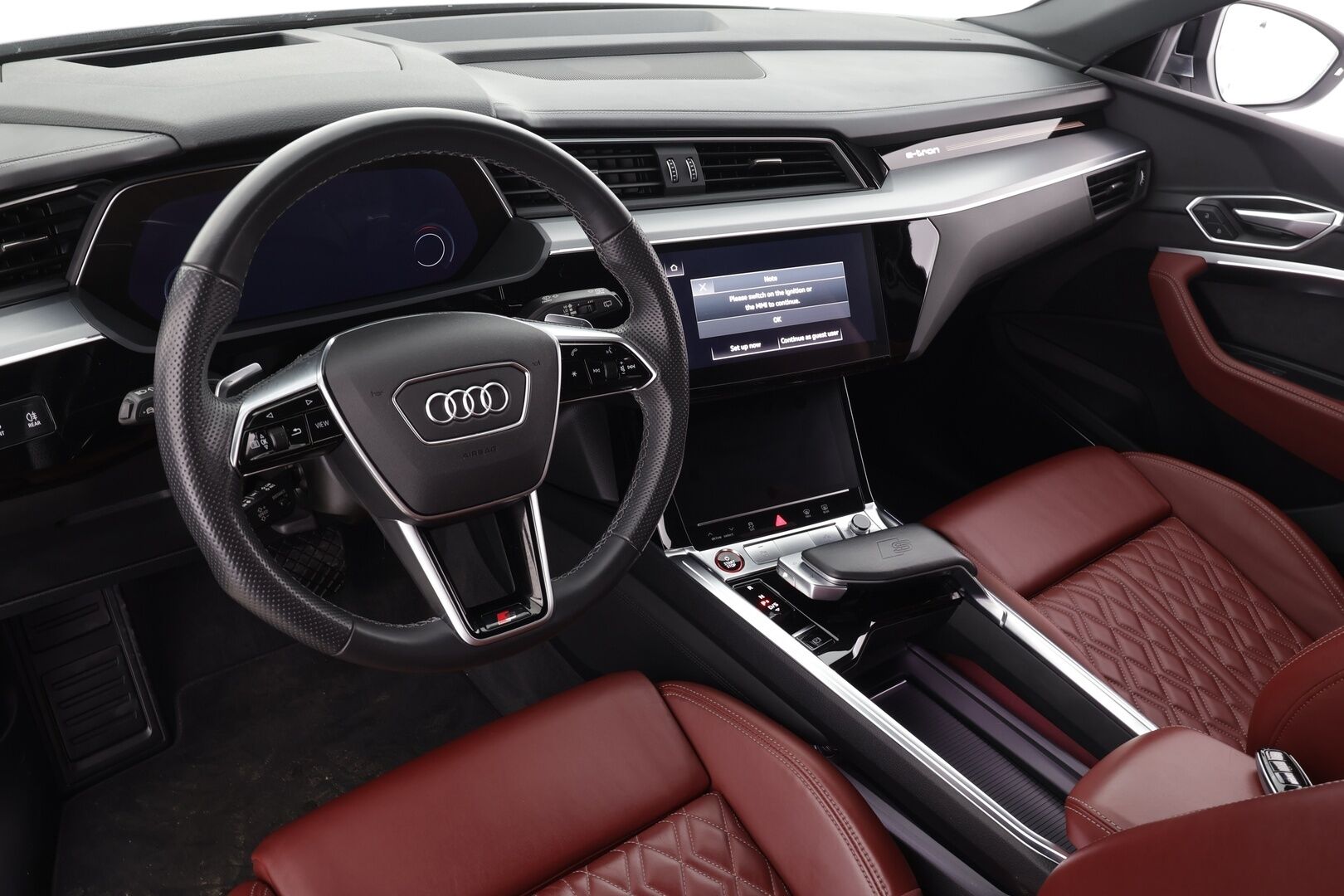 AUDI E-TRON 2022 S Quattro 370 kW * ACC / HUD / 360° / Matrix LED / Muistipenkki / B&O / Ilma-alusta / KeylessGo / Navi / Ratinlämmitin * - Akku kuntotarkastettu SoH 96,7% / Kahdet renkaat aluvanteilla / Merkkihuollettu / Huippuvarusteet