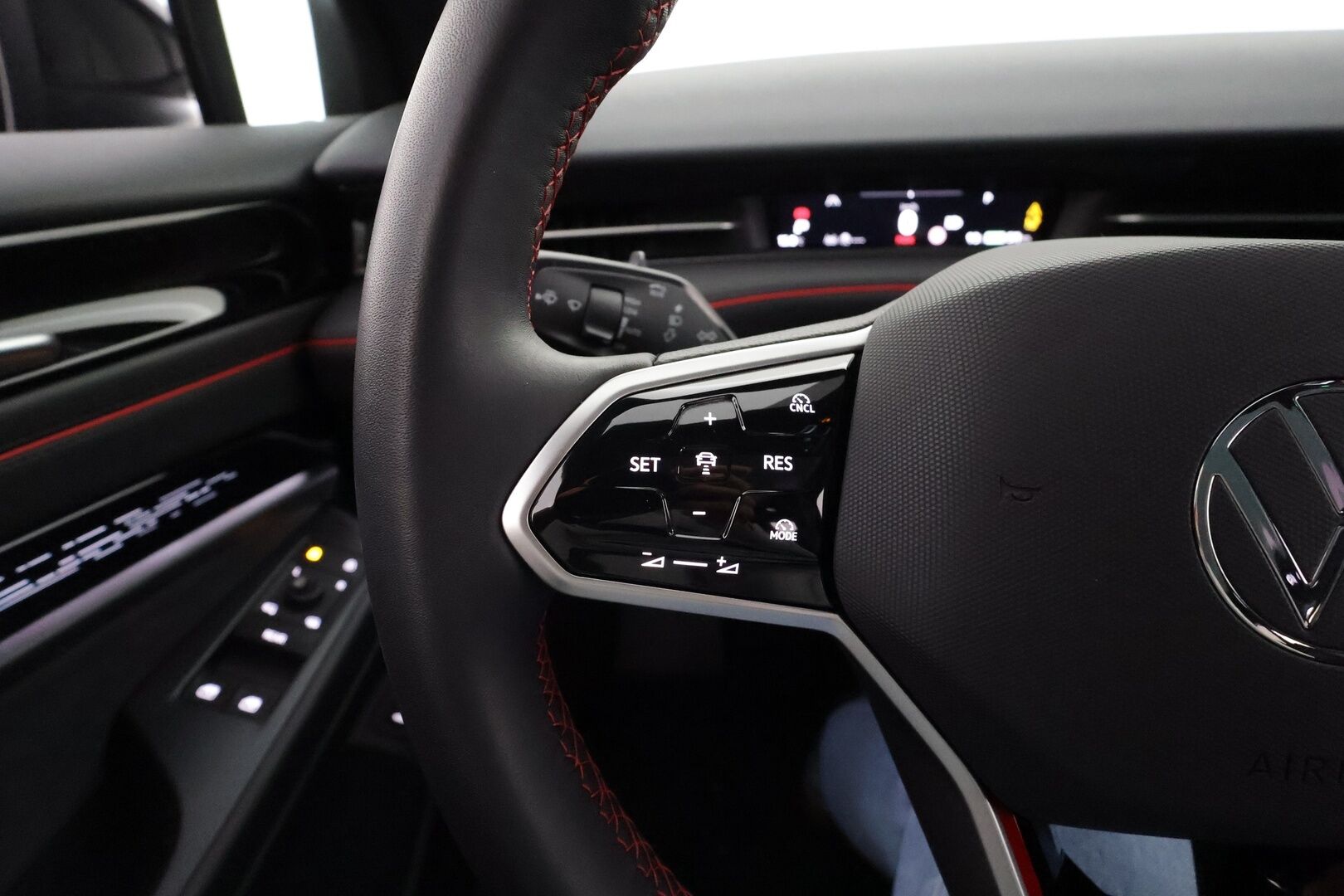 VOLKSWAGEN ID.7 2025 Tourer GTX 4Motion 250kW * ACC / HUD / Lasikatto / 360° / Koukku / ILP / IQ.Light / Akuston esilämmitys / DCC * - Akku kuntotarkastettu