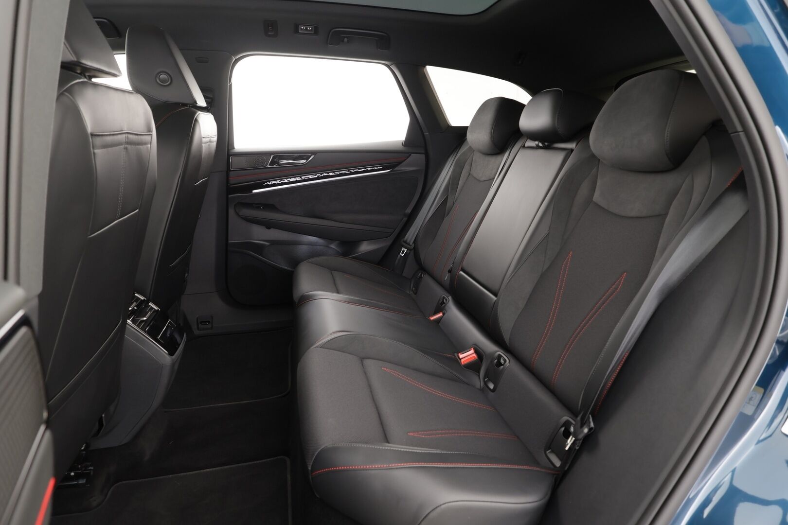 VOLKSWAGEN ID.7 2025 Tourer GTX 4Motion 250kW * ACC / HUD / Lasikatto / 360° / Koukku / ILP / IQ.Light / Akuston esilämmitys / DCC * - Akku kuntotarkastettu