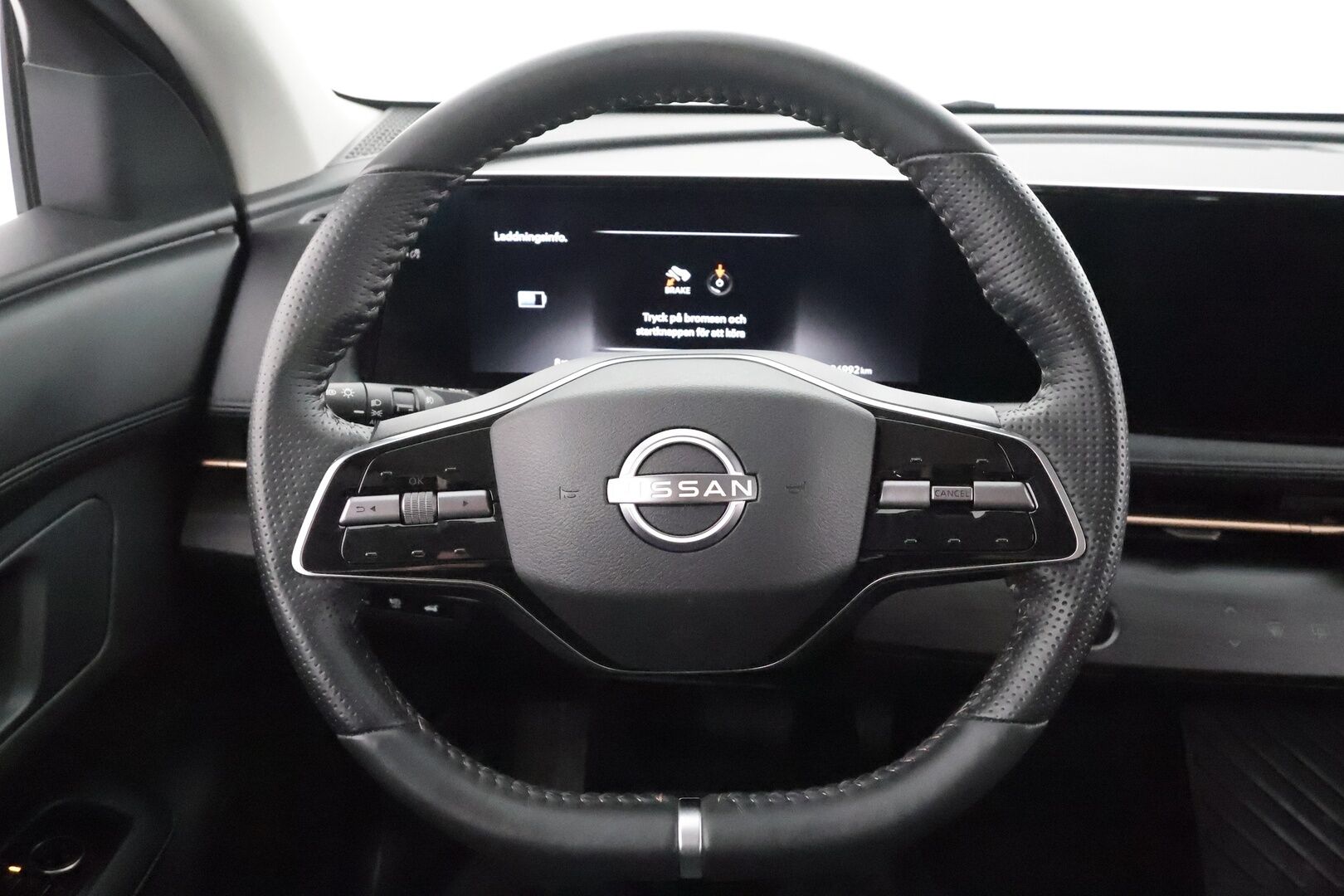 NISSAN ARIYA 2023 87kWh Advance 2WD 22kw charger * ACC / LED / 360 / Sähköpenkit / Navi / Digimittaristo / Kaistavahti / Keyless * - Kahdet renkaat aluvanteilla / Suomi-auto - HULLUT AVAJAISHULINAT KORKOTARJOUS 3,29 %