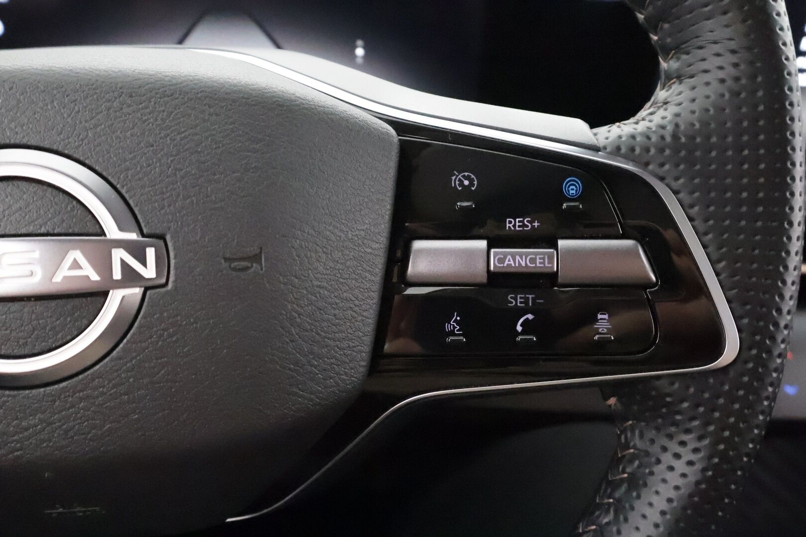 NISSAN ARIYA 2023 Advance 2WD 22kw charger * ACC / LED / 360 / Sähköpenkit / Navi / Digimittaristo / Kaistavahti / Keyless * - Kahdet renkaat aluvanteilla / Suomi-auto