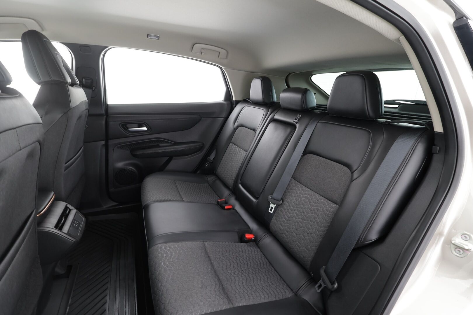 NISSAN ARIYA 2023 Advance 2WD 22kw charger * ACC / LED / 360 / Sähköpenkit / Navi / Digimittaristo / Kaistavahti / Keyless * - Kahdet renkaat aluvanteilla / Suomi-auto