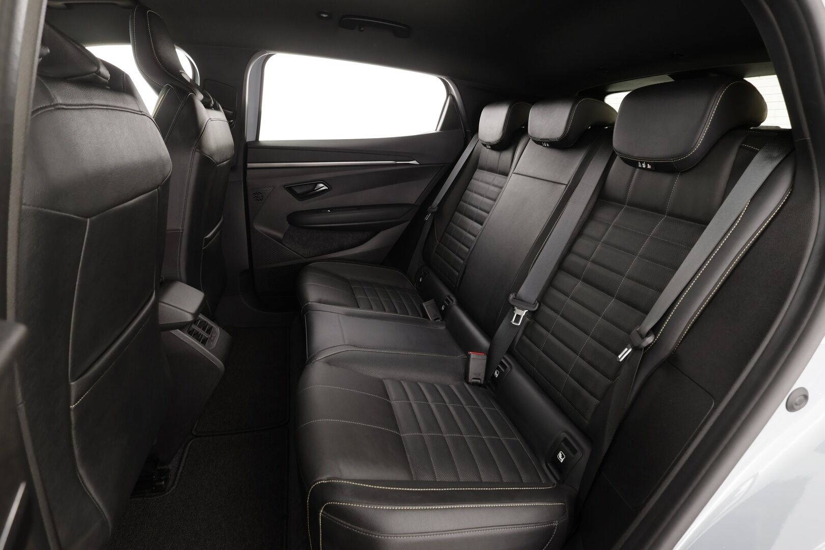 RENAULT MEGANE 2022 E-tech Electric 220hv Iconic * H&K / ILP / Koukku / ACC / LED / 360 / Hierovat Comfort-nahat Muistilla / Navi * - Kahdet renkaat aluvanteila