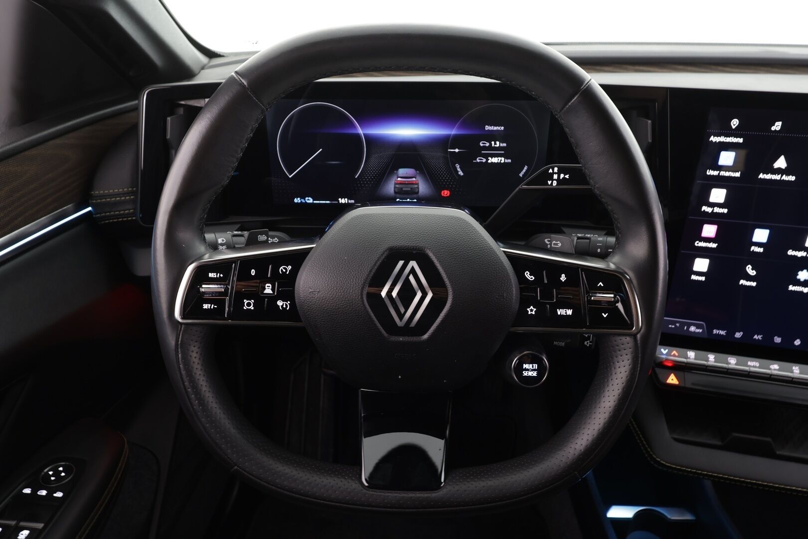 RENAULT MEGANE 2022 E-tech Electric 220hv Iconic * H&K / ILP / Koukku / ACC / LED / 360 / Hierovat Comfort-nahat Muistilla / Navi * - Kahdet renkaat aluvanteila