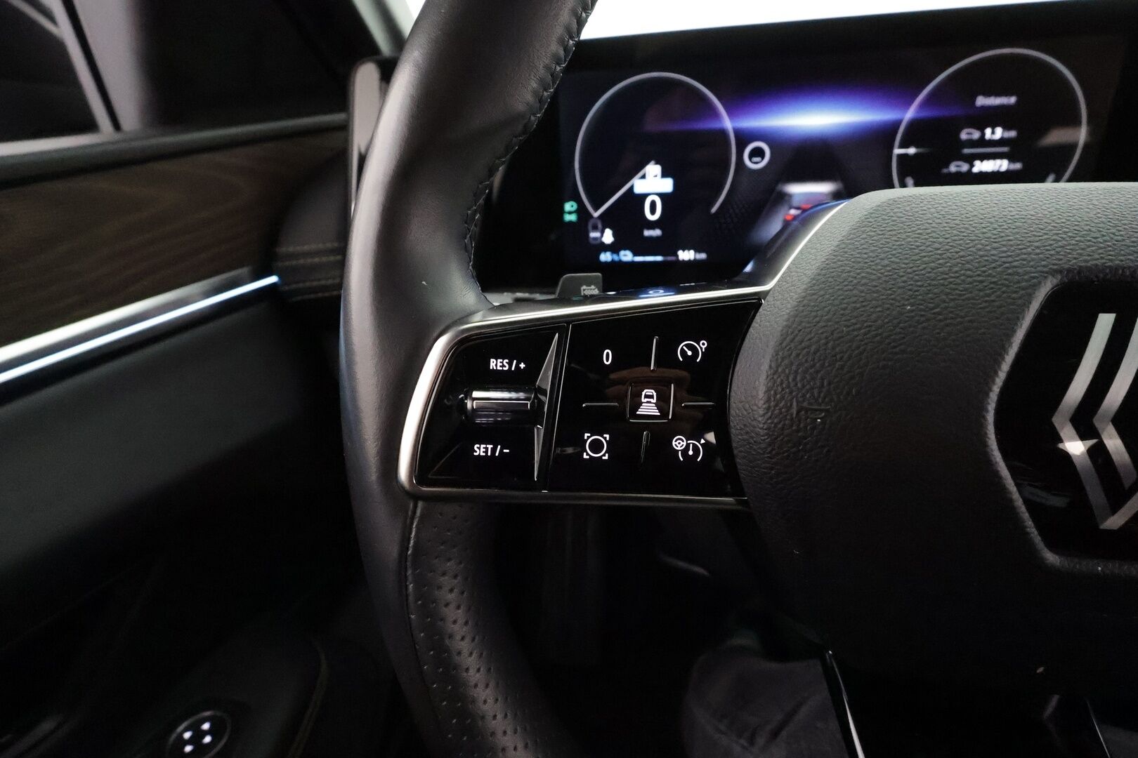 RENAULT MEGANE 2022 E-tech Electric 220hv Iconic * H&K / ILP / Koukku / ACC / LED / 360 / Hierovat Comfort-nahat Muistilla / Navi * - Kahdet renkaat aluvanteila