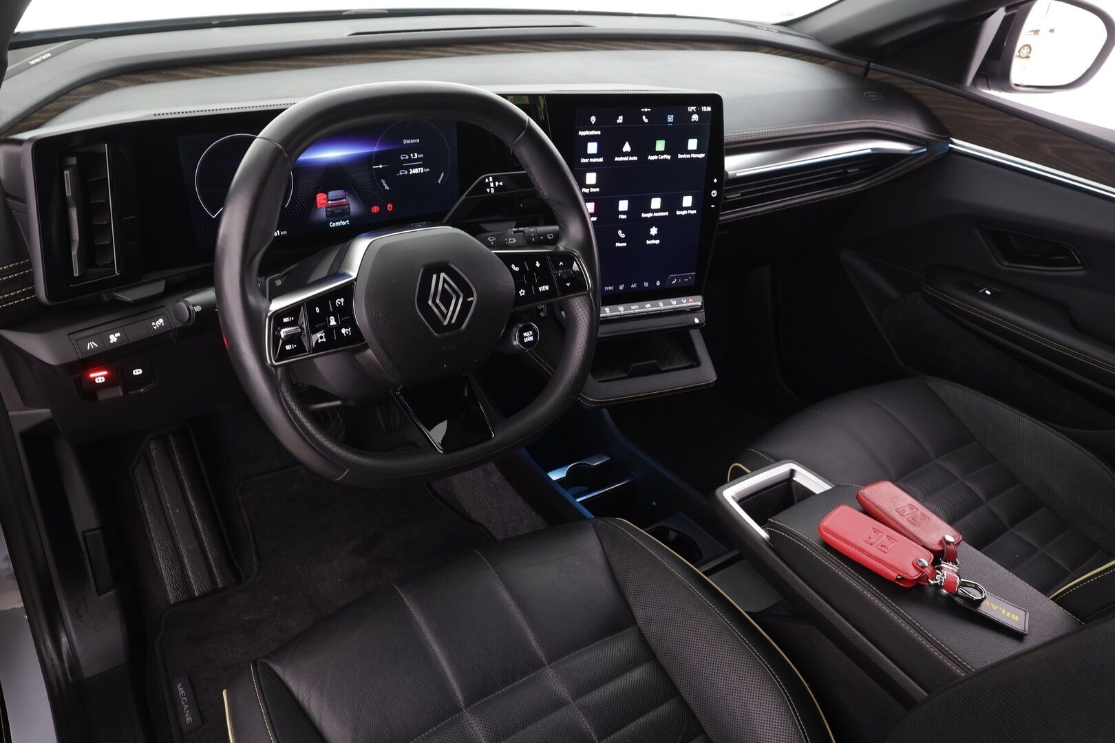 RENAULT MEGANE 2022 E-tech Electric 220hv Iconic * H&K / ILP / Koukku / ACC / LED / 360 / Hierovat Comfort-nahat Muistilla / Navi * - Kahdet renkaat aluvanteila