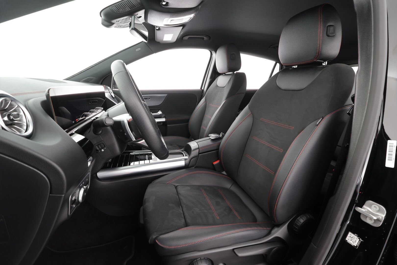 MERCEDES-BENZ EQA 2025 300 4Matic AMG Line * LED / Sportpenkki / Widecreen / P.Kamera / Navi / Kaistavahti / Katveavustin * - 2x Latauskaapelit 