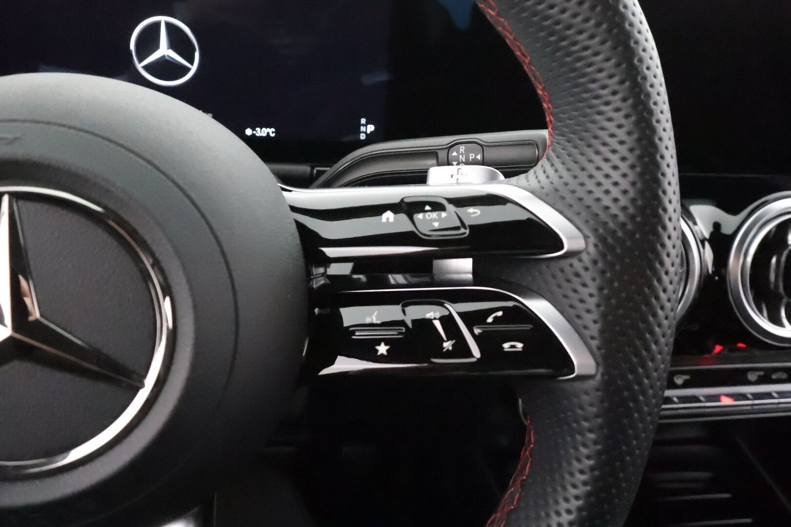 MERCEDES-BENZ EQA 2025 300 4Matic AMG Line * LED / Sportpenkki / Widecreen / P.Kamera / Navi / Kaistavahti / Katveavustin *