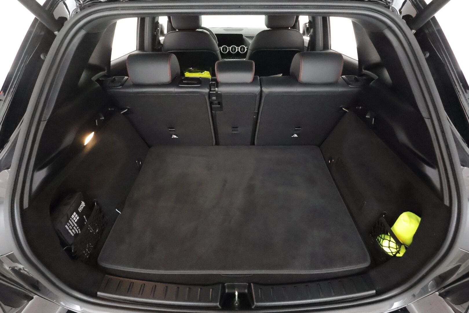 MERCEDES-BENZ EQA 2025 300 4Matic AMG Line * LED / Sportpenkki / Widecreen / P.Kamera / Navi / Kaistavahti / Katveavustin * - 2x Latauskaapelit 