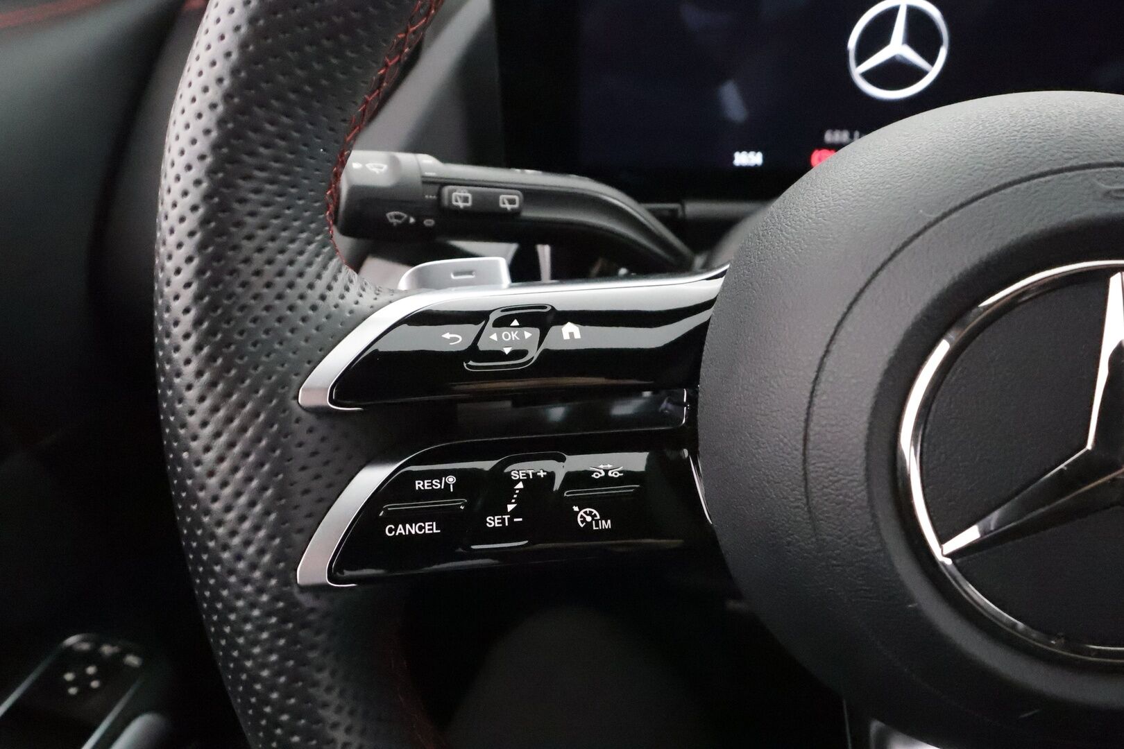 MERCEDES-BENZ EQA 2025 300 4Matic AMG Line * LED / Sportpenkki / Widecreen / P.Kamera / Navi / Kaistavahti / Katveavustin * - 2x Latauskaapelit 