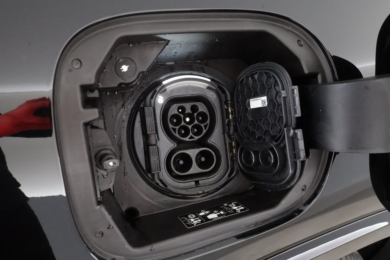 MERCEDES-BENZ EQA 2025 300 4Matic AMG Line * LED / Sportpenkki / Widecreen / P.Kamera / Navi / Kaistavahti / Katveavustin * - 2x Latauskaapelit 