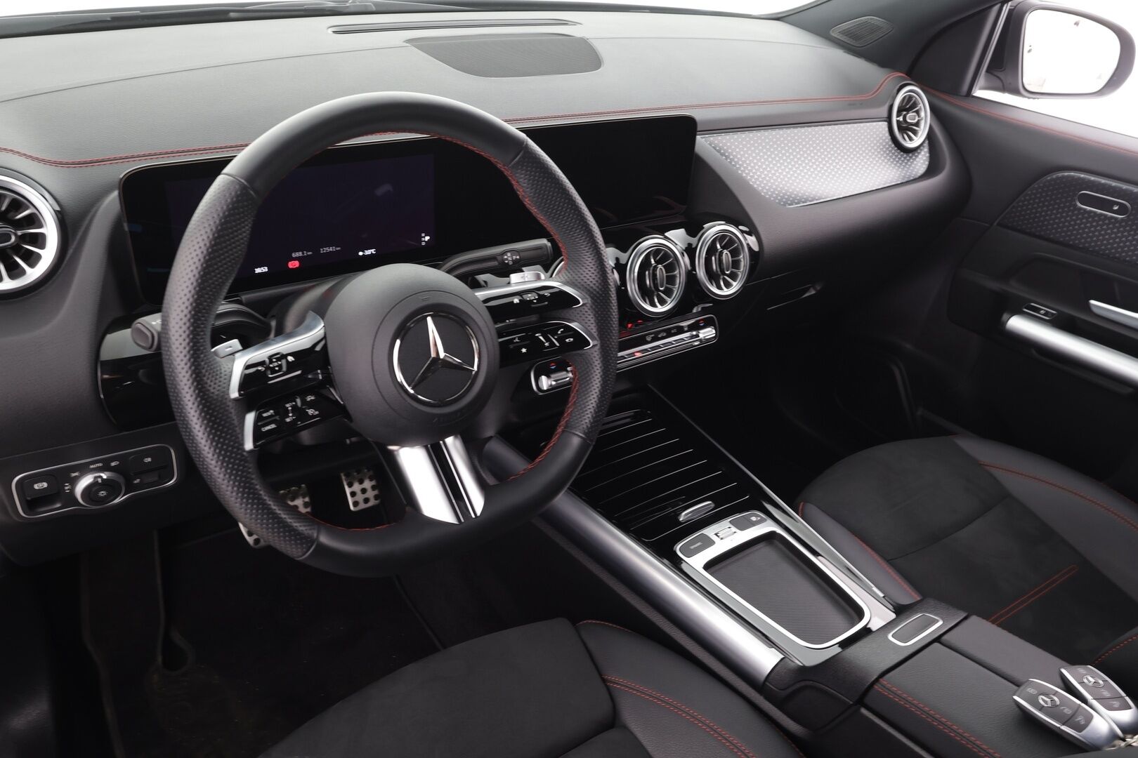 MERCEDES-BENZ EQA 2025 300 4Matic AMG Line * LED / Sportpenkki / Widecreen / P.Kamera / Navi / Kaistavahti / Katveavustin * - 2x Latauskaapelit 