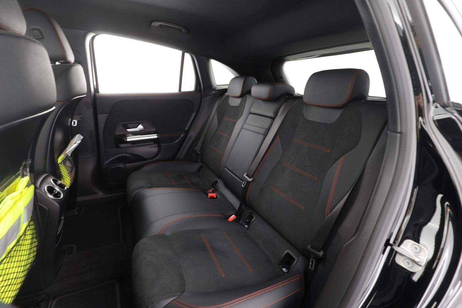 MERCEDES-BENZ EQA 2025 300 4Matic AMG Line * LED / Sportpenkki / Widecreen / P.Kamera / Navi / Kaistavahti / Katveavustin *