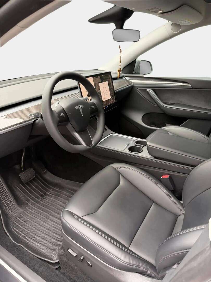 Tesla Model Y 2023 RWD - Koukku / 2xrenkaat ja vanteet | TULOSSA |