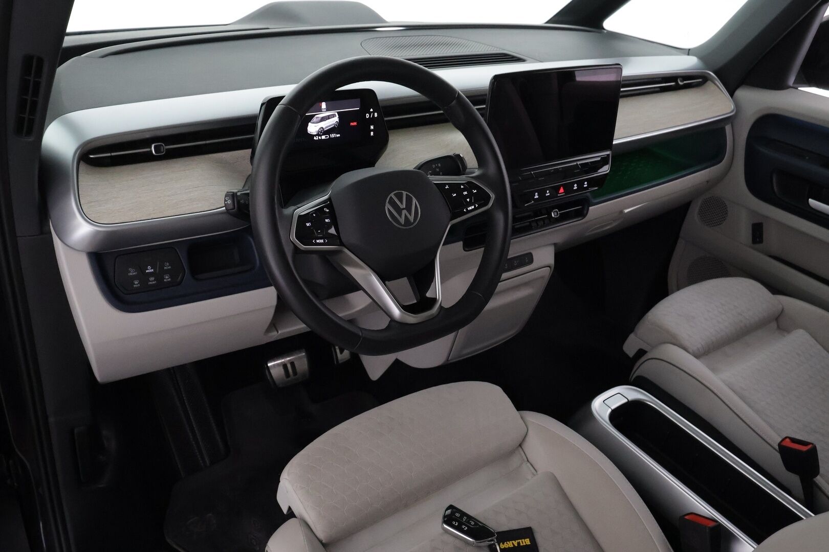 VOLKSWAGEN ID. BUZZ 2024 Pro Business 150kW - | ACC | 360°-kamera | Matrix-LED | Hierovat Sport-Muistipenkit | Koukku | Sähkö-ovet | Sähkökontti | Kaistavahti | Navi | Keyless | Kahdet renkaat | Merkkihuollot | - KORKO VAIN 3,99 %