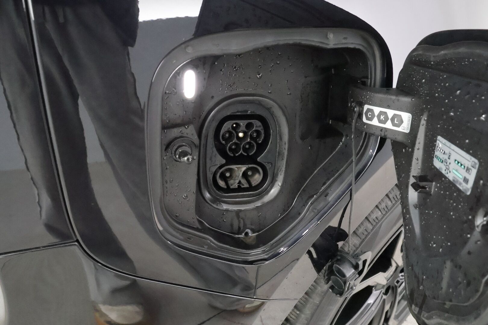 VOLKSWAGEN ID. BUZZ 2024 Pro Business 150kW - | ACC | 360°-kamera | Matrix-LED | Hierovat Sport-Muistipenkit | Koukku | Sähkö-ovet | Sähkökontti | Kaistavahti | Navi | Keyless | Kahdet renkaat | Merkkihuollot | - KORKO VAIN 3,99 %