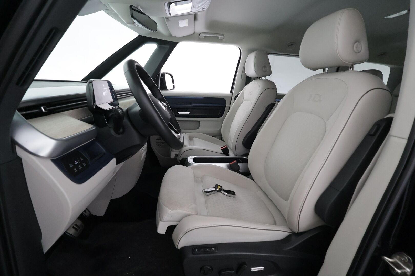 VOLKSWAGEN ID. BUZZ 2024 Pro Business 150kW - | ACC | 360°-kamera | Matrix-LED | Hierovat Sport-Muistipenkit | Koukku | Sähkö-ovet | Sähkökontti | Kaistavahti | Navi | Keyless | Kahdet renkaat | Merkkihuollot | - KORKO VAIN 3,99 %