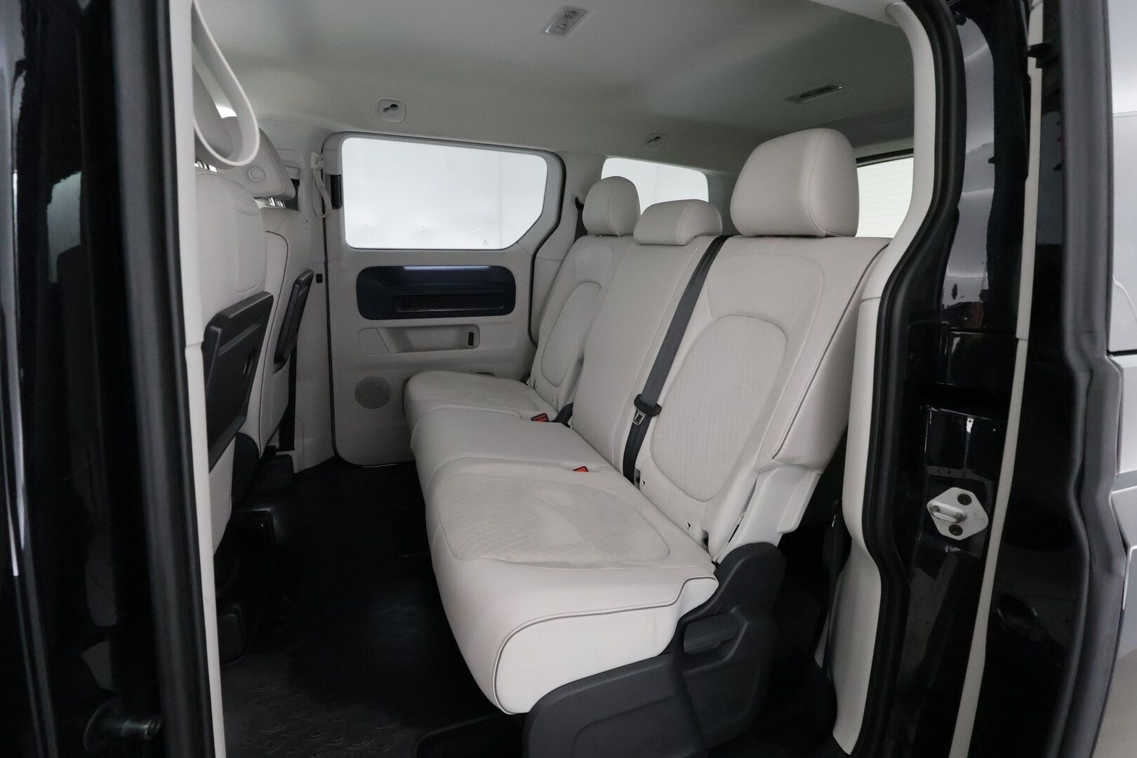 VOLKSWAGEN ID. BUZZ 2024 Pro Business 150kW - | ACC | 360°-kamera | Matrix-LED | Hierovat Sport-Muistipenkit | Koukku | Sähkö-ovet | Sähkökontti | Kaistavahti | Navi | Keyless | Kahdet renkaat | Merkkihuollot | - KORKO VAIN 3,99 %
