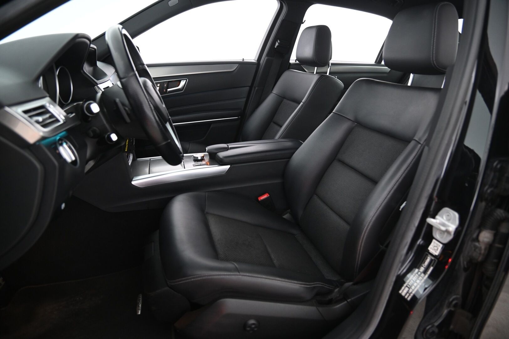 Mercedes-Benz E 2014 E 350 BLUETEC 4MATIC Sedan *H&K/  360 kamera/  Bliss/  Muistipenkit/  ILS* - Autosta löytyy 2x renkaat ja vanteet! Talveksi Lohko ja sisätilanlämmitin! Sisustan kruunaa puolinahka penkit ja mustasisäkatto!