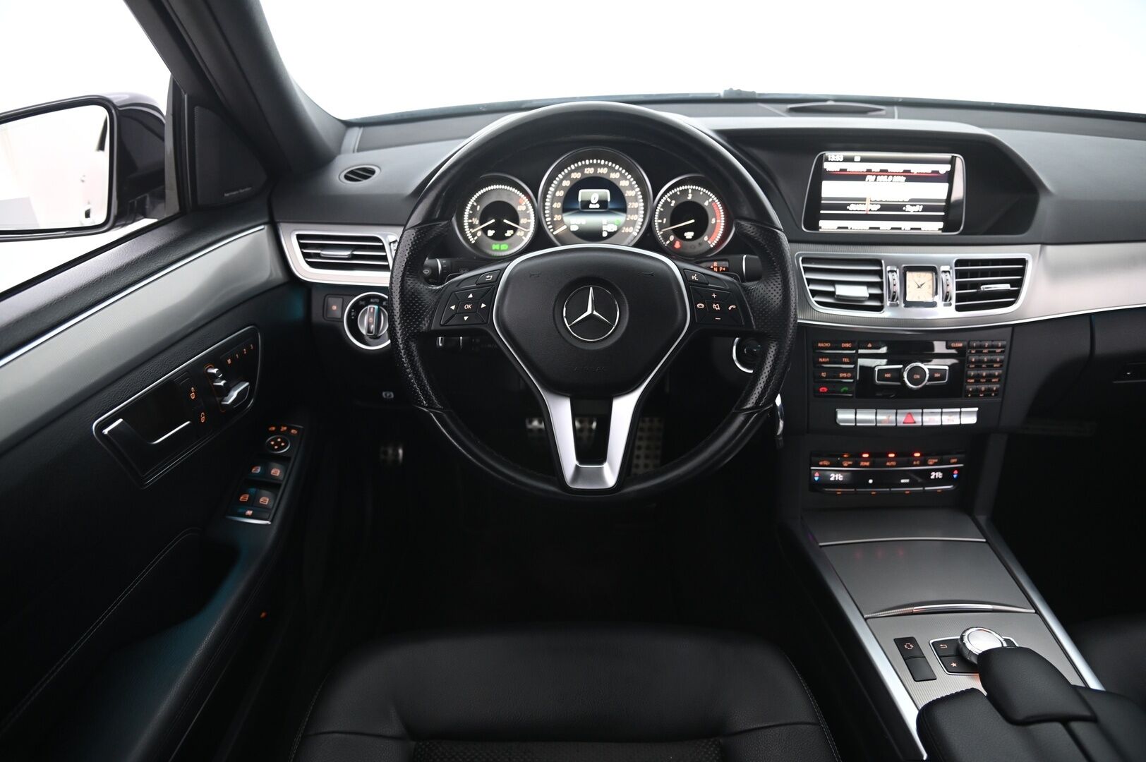 Mercedes-Benz E 2014 E 350 BLUETEC 4MATIC Sedan *H&K/  360 kamera/  Bliss/  Muistipenkit/  ILS* - Autosta löytyy 2x renkaat ja vanteet! Talveksi Lohko ja sisätilanlämmitin! Sisustan kruunaa puolinahka penkit ja mustasisäkatto!