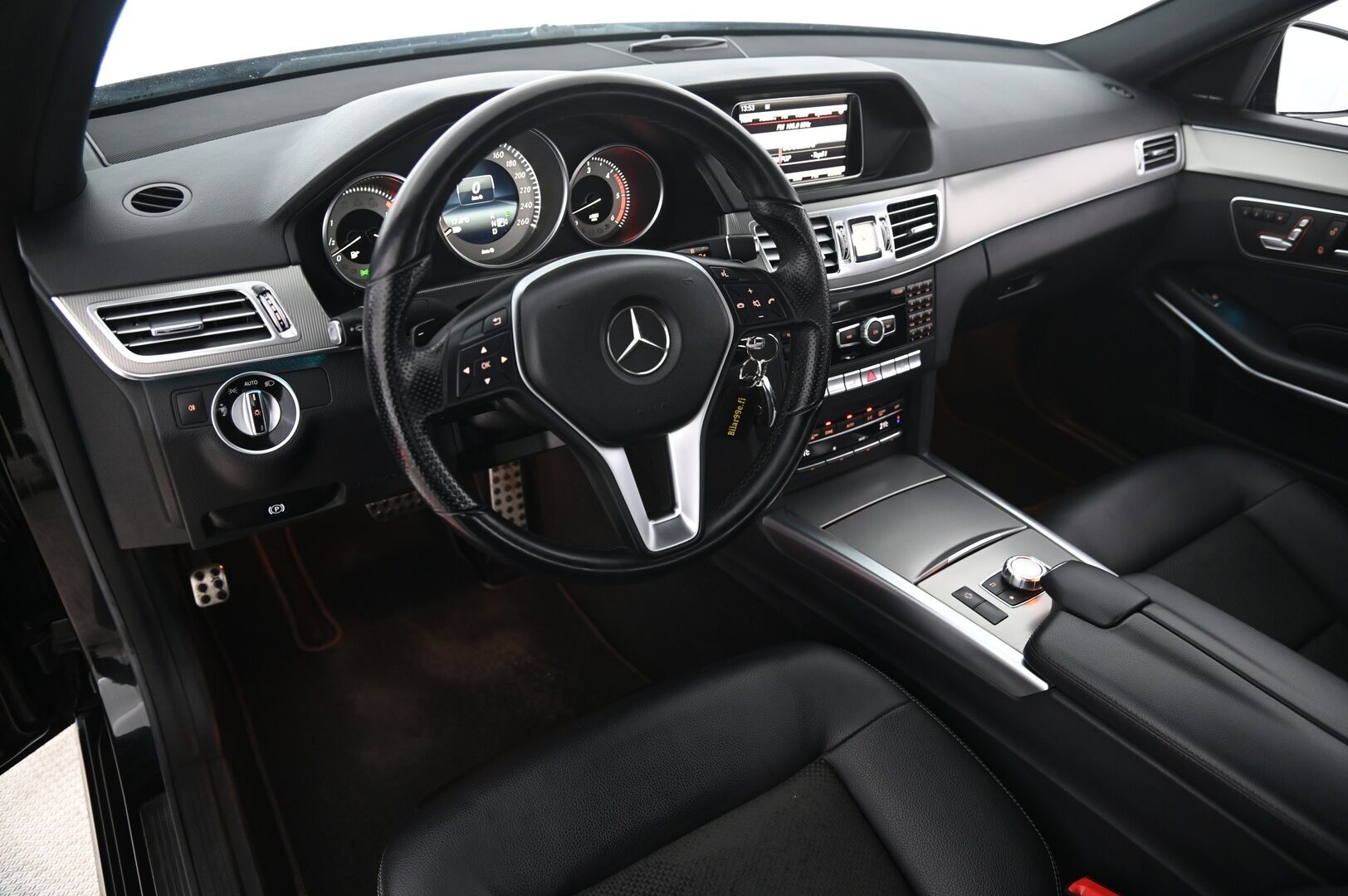 Mercedes-Benz E 2014 E 350 BLUETEC 4MATIC Sedan *H&K/  360 kamera/  Bliss/  Muistipenkit/  ILS* - Autosta löytyy 2x renkaat ja vanteet! Talveksi Lohko ja sisätilanlämmitin! Sisustan kruunaa puolinahka penkit ja mustasisäkatto!