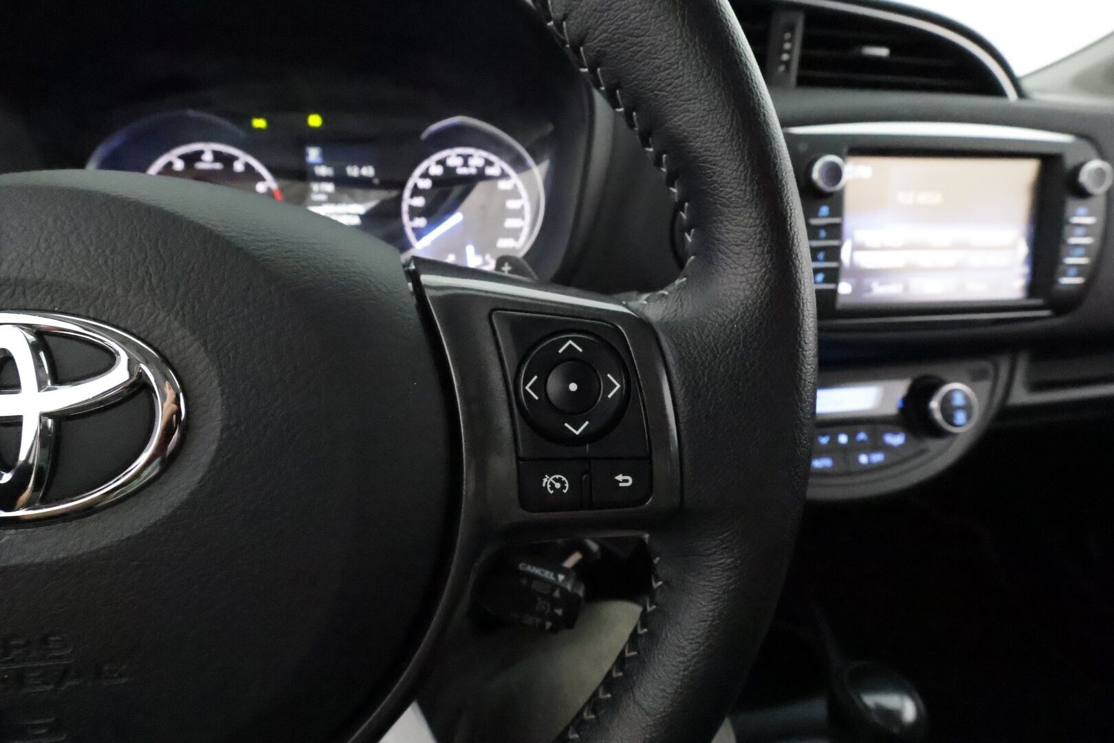 Toyota Yaris 2020 1,5 Dual VVT-i Y20 Edition 5ov Multidrive S **P.kamera / Vakkari / Navi / Bluetooth / Kaukovaloavustin** - 1.om Suomi-auto / Merkkihuollettu / Kahdet renkaat aluvanteilla