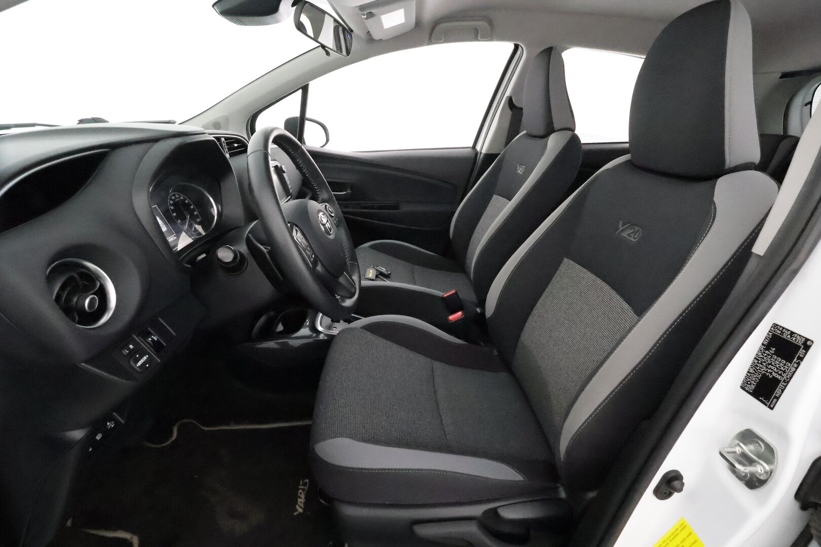 Toyota Yaris 2020 1,5 Dual VVT-i Y20 Edition 5ov Multidrive S **P.kamera / Vakkari / Navi / Bluetooth / Kaukovaloavustin** - 1.om Suomi-auto / Merkkihuollettu / Kahdet renkaat aluvanteilla