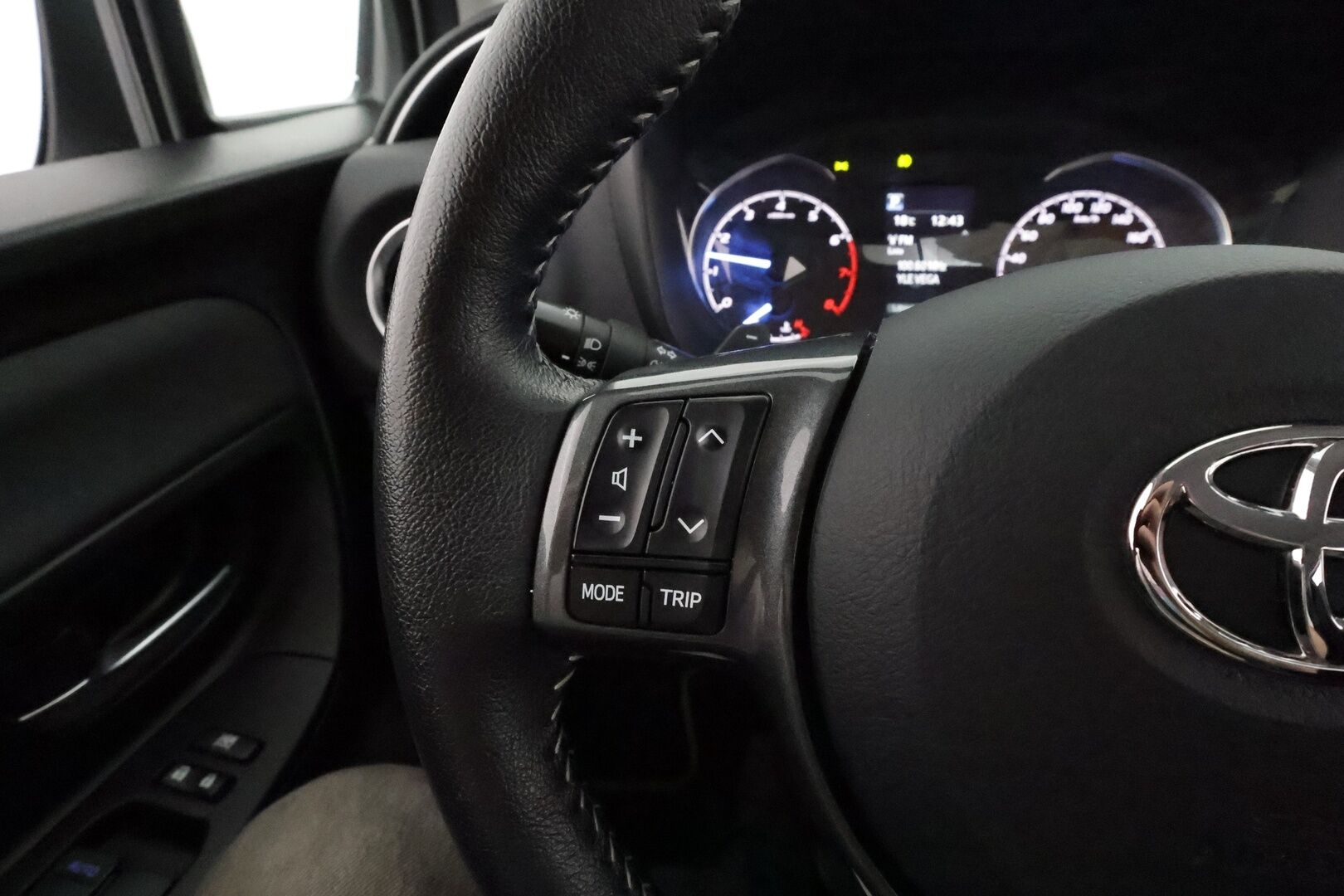 Toyota Yaris 2020 1,5 Dual VVT-i Y20 Edition 5ov Multidrive S **P.kamera / Vakkari / Navi / Bluetooth / Kaukovaloavustin** - 1.om Suomi-auto / Merkkihuollettu / Kahdet renkaat aluvanteilla