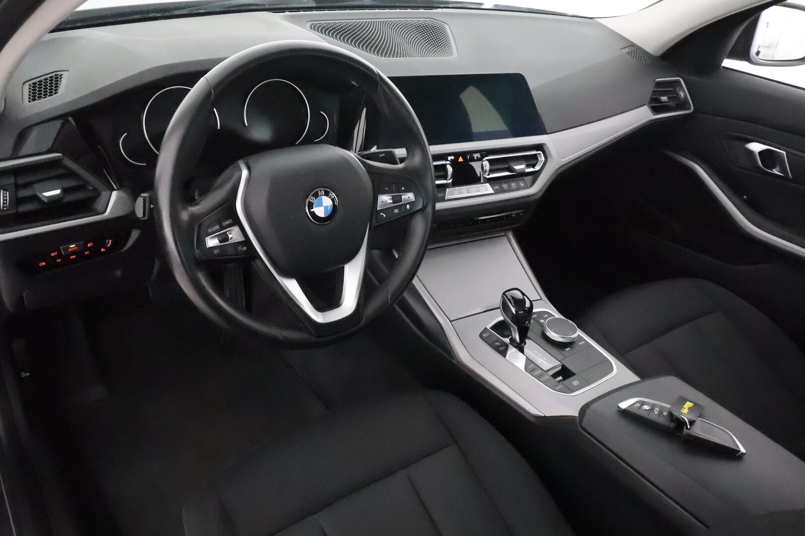 BMW 320 2020 i A G20 Sedan xDrive Business **1-om. Suomi-auto / Vakkari / Muistipenkki / ComfortAccess / P.tutkat ** - Kahdet huippurenkaat / Juuri huollettu / 1-omisteinen Suomi-auto