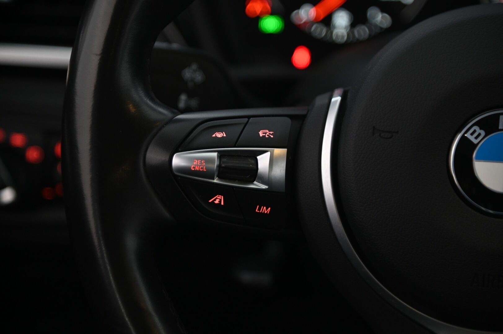 BMW X1 2021 F48 xDrive25e A Business Sport LCI *ACC / Hifit / HUD / Navi / Koukku* - M-Sport Ratti / Driving Assistant Plus / Kahdet renkaat alumiinivanteilla!*