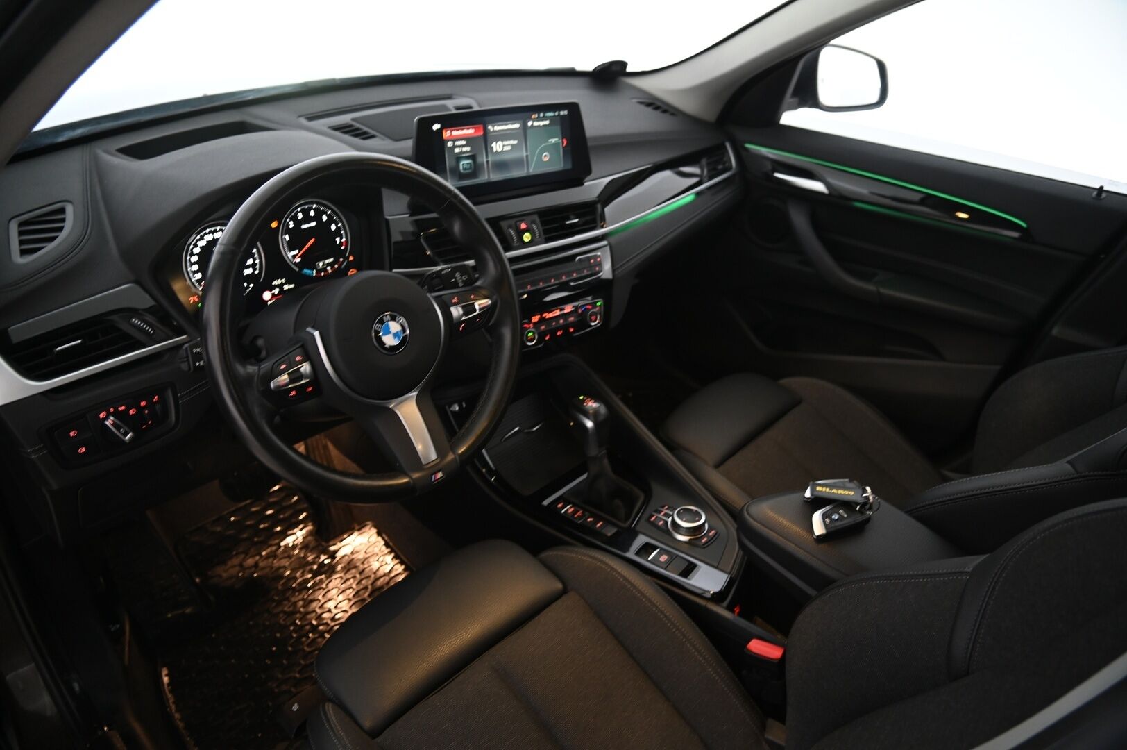 BMW X1 2021 F48 xDrive25e A Business Sport LCI *ACC / Hifit / HUD / Navi / Koukku* - M-Sport Ratti / Driving Assistant Plus / Kahdet renkaat alumiinivanteilla!*