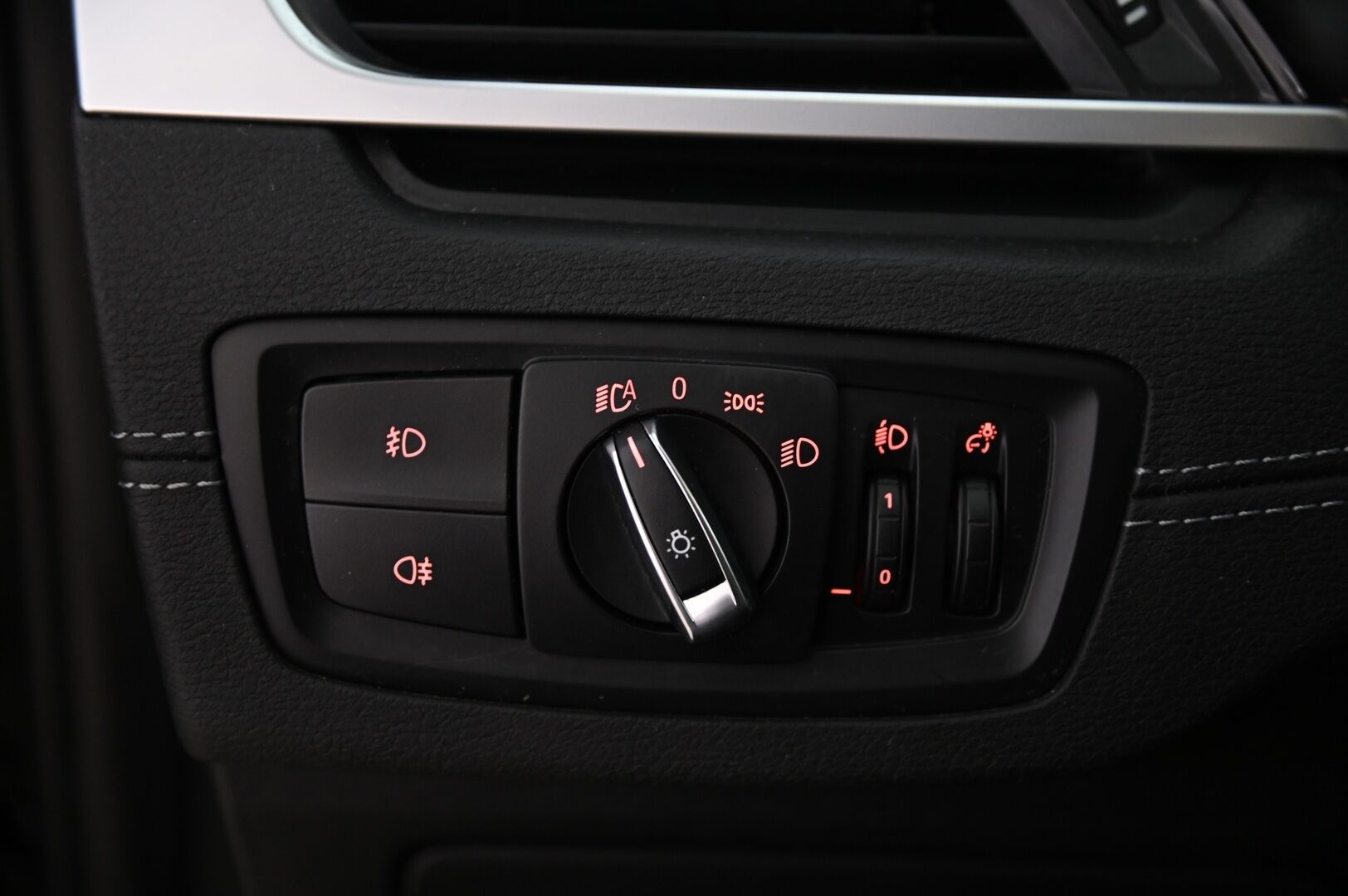 BMW X1 2021 F48 xDrive25e A Business Sport LCI *ACC / Hifit / HUD / Navi / Koukku* - M-Sport Ratti / Driving Assistant Plus / Kahdet renkaat alumiinivanteilla!*