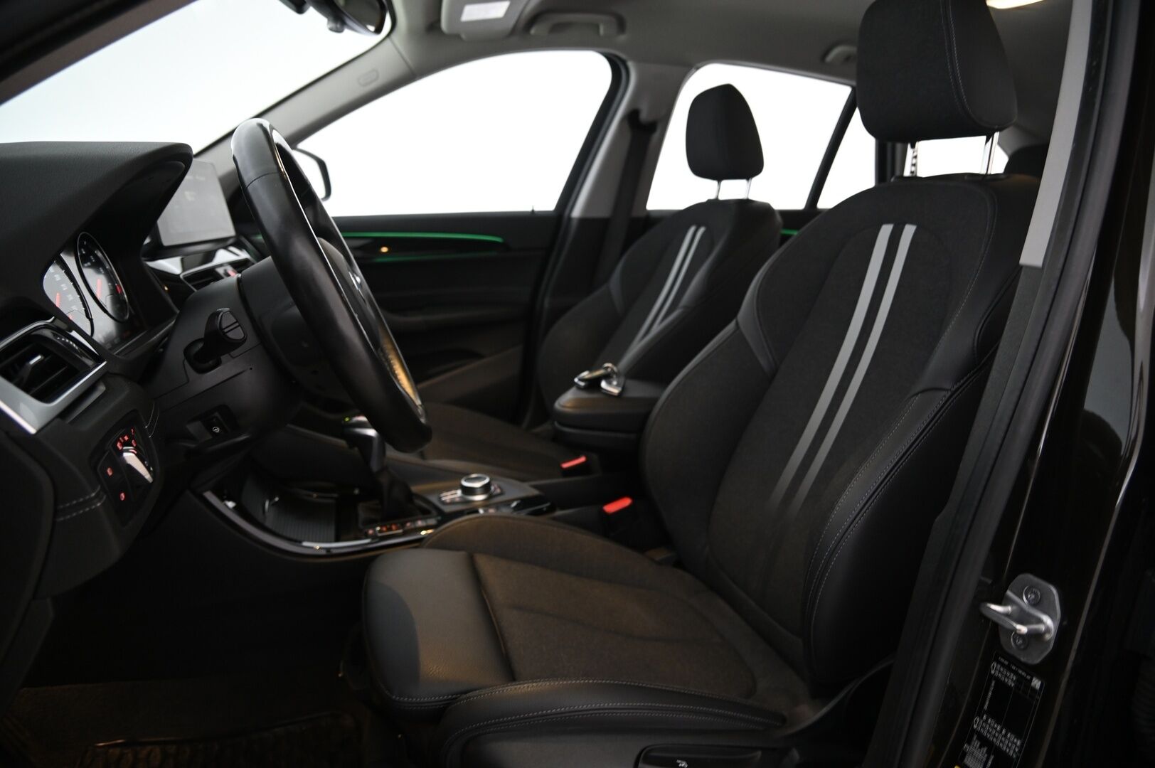 BMW X1 2021 F48 xDrive25e A Business Sport LCI *ACC / Hifit / HUD / Navi / Koukku* - M-Sport Ratti / Driving Assistant Plus / Kahdet renkaat alumiinivanteilla!*