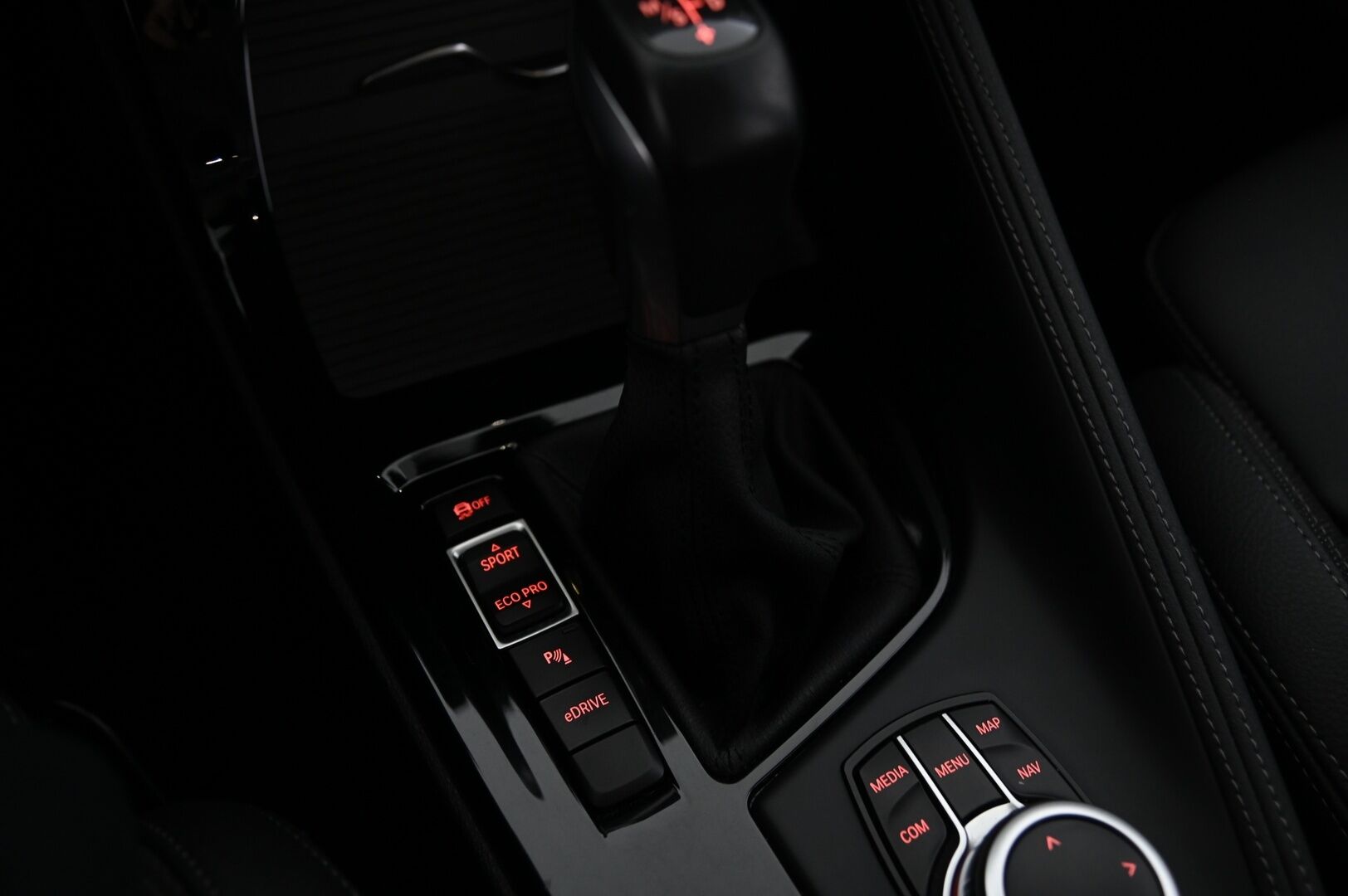 BMW X1 2021 F48 xDrive25e A Business Sport LCI *ACC / Hifit / HUD / Navi / Koukku* - M-Sport Ratti / Driving Assistant Plus / Kahdet renkaat alumiinivanteilla!*