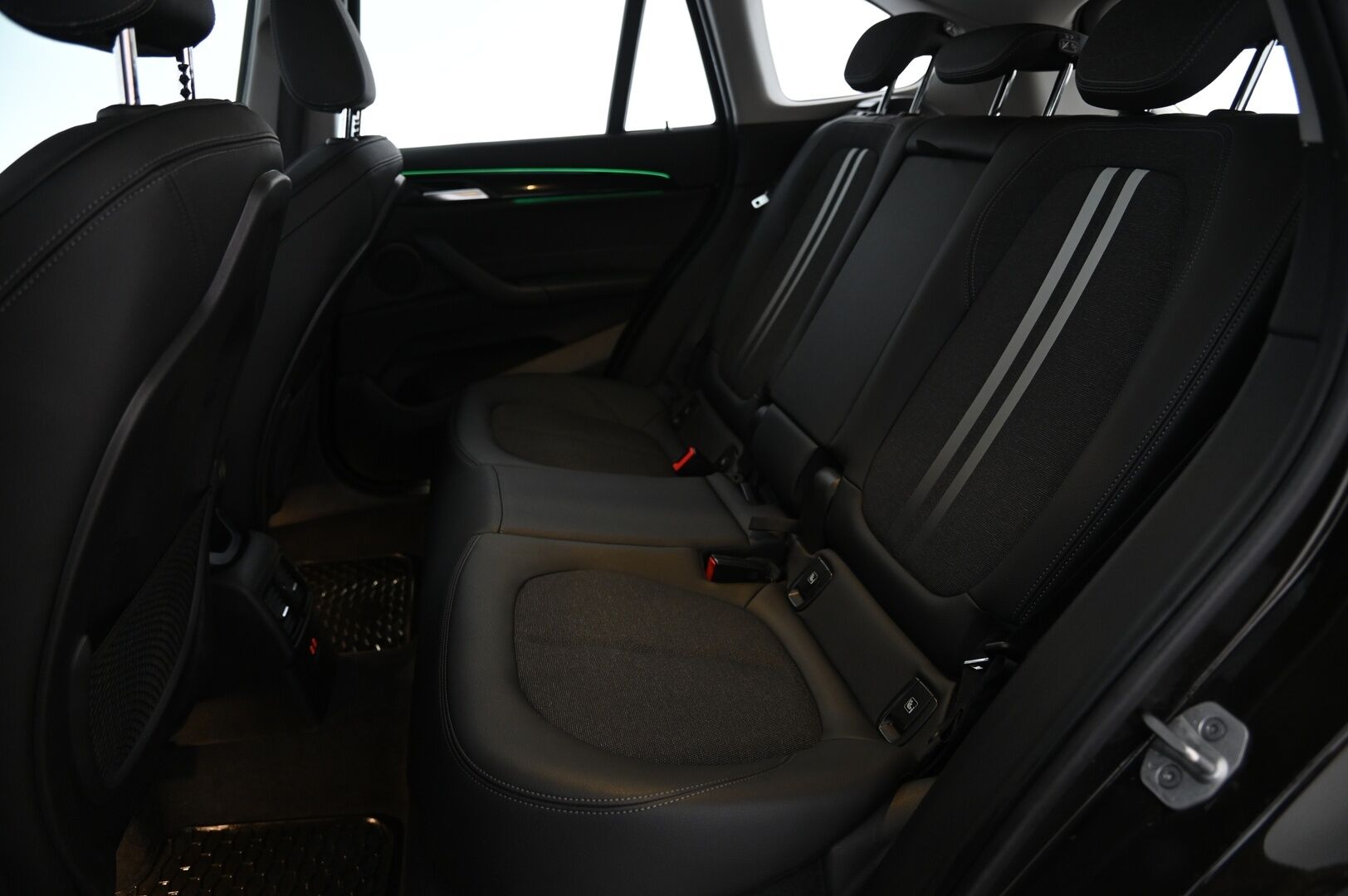 BMW X1 2021 F48 xDrive25e A Business Sport LCI *ACC / Hifit / HUD / Navi / Koukku* - M-Sport Ratti / Driving Assistant Plus / Kahdet renkaat alumiinivanteilla!*