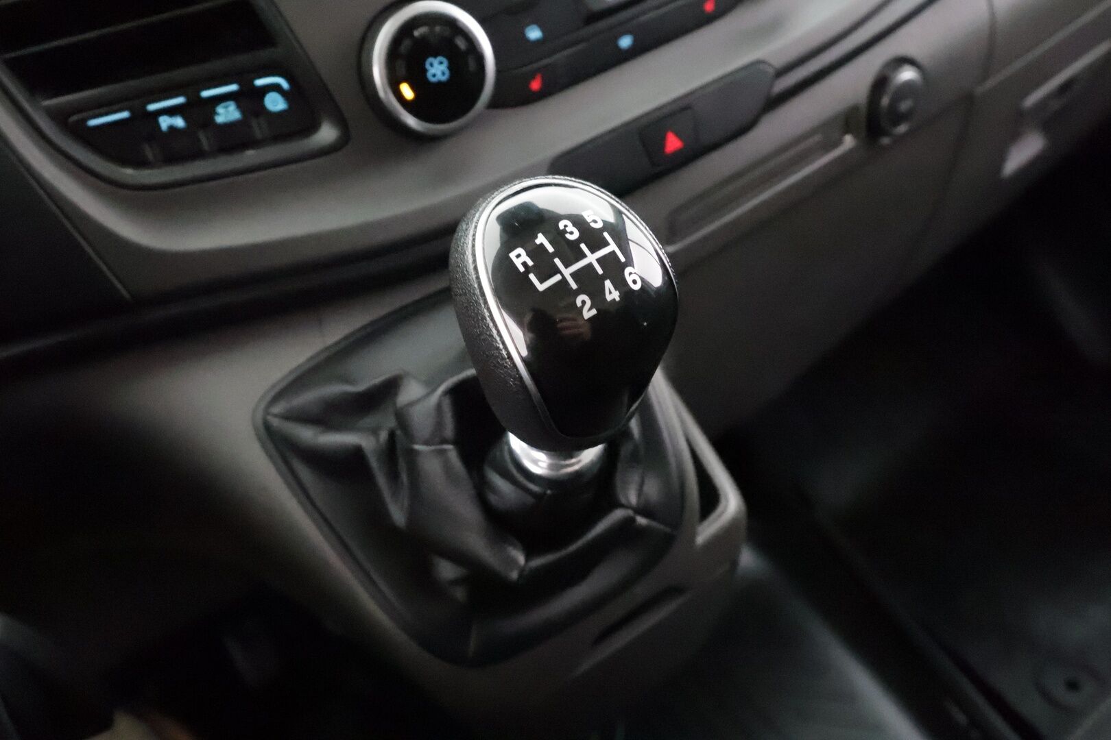 Ford Transit Custom 2020 320 2,0TDCi 105 hv M6 Etuveto Trend Van N1 L2H1 * Webasto / Koukku / Vakkari / Bluetooth / Ilmastointi * - P.Kamera / Penkinlämmittimet / Lämmitettävä tuulilasi / Suomi-auto / ALV / Merkkihuollot / Kahdet renkaat aluvanteilla