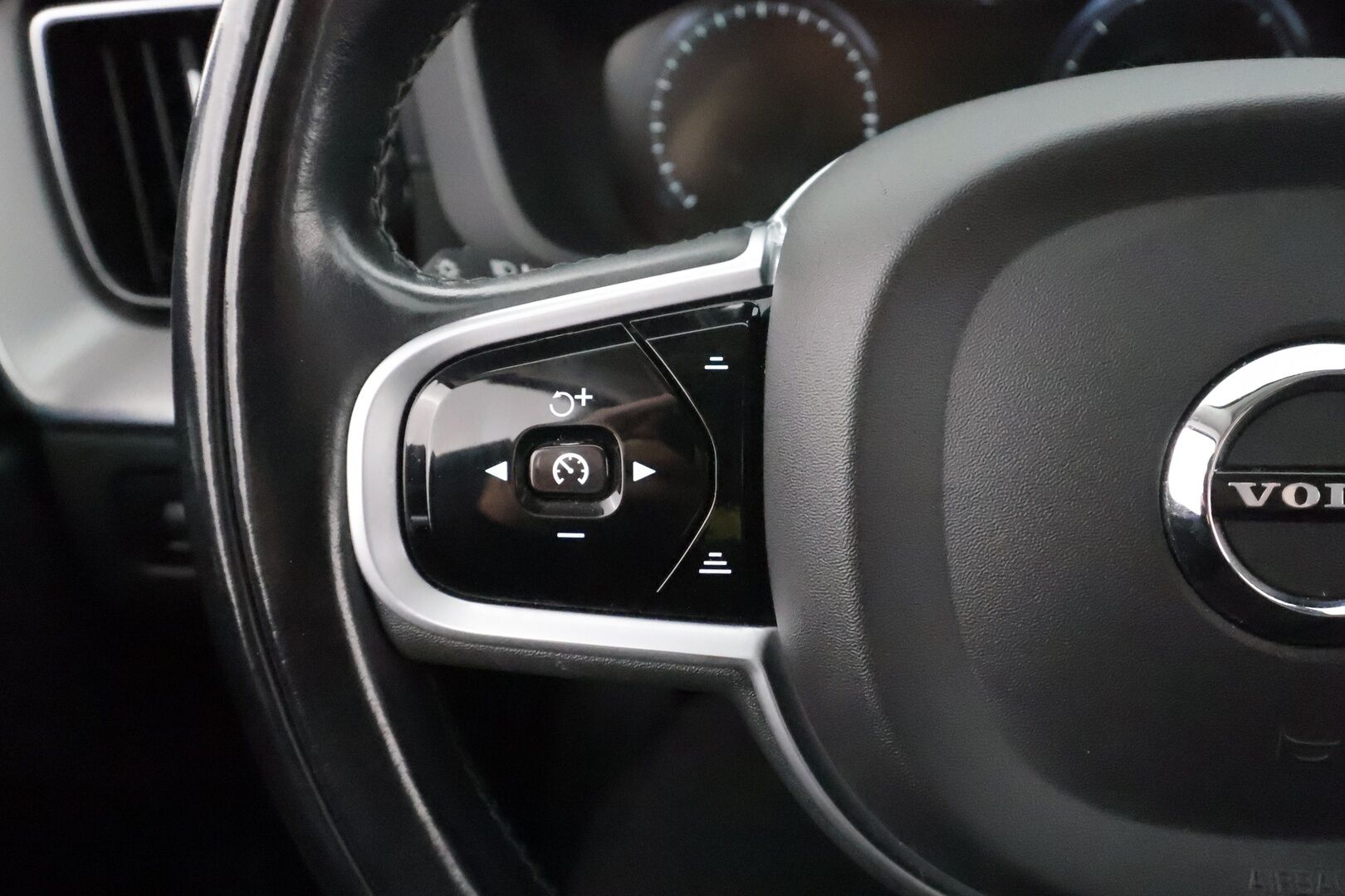Volvo XC60 2020 B5 AWD MHEV Business Inscription aut * ACC / P.kamera / Full LED / Hierovat muistipenkit / Webasto / Koukku / KeylessGo * - Ilmastoidut nahat / Suomi-auto / Kahdet renkaat aluvanteilla